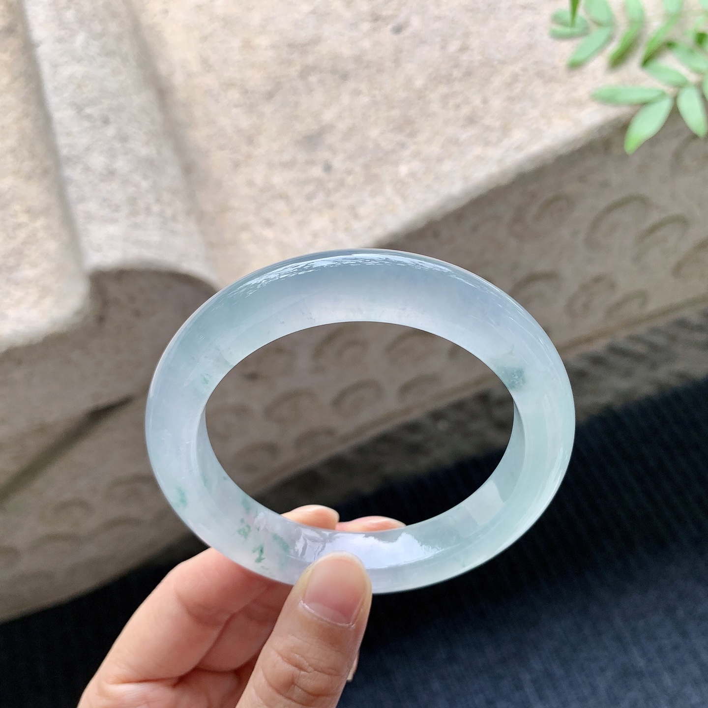 正圈58 59 【圈口】59.2/12.4/10.2 【编码】T9041032 【描述】冰种飘花，清透，水润，种老，细腻，打灯有絮线