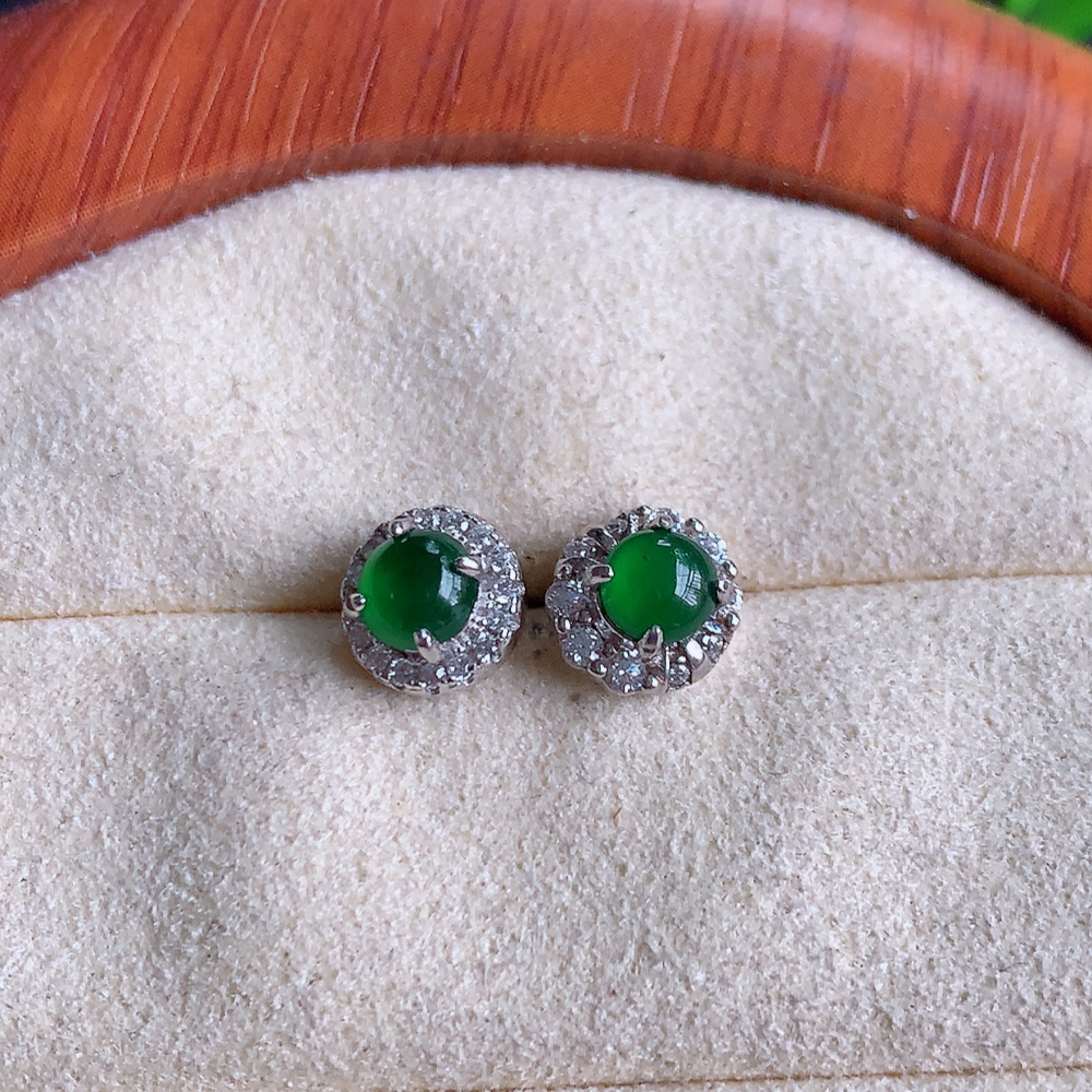 冰满绿翡翠925银镶嵌耳钉，自然光实拍，翠色灵动，颜色漂亮，种老水足，品相佳，佩戴佳品！W502.8  取一整体尺寸：7.5-5mm  裸石尺寸：4mm