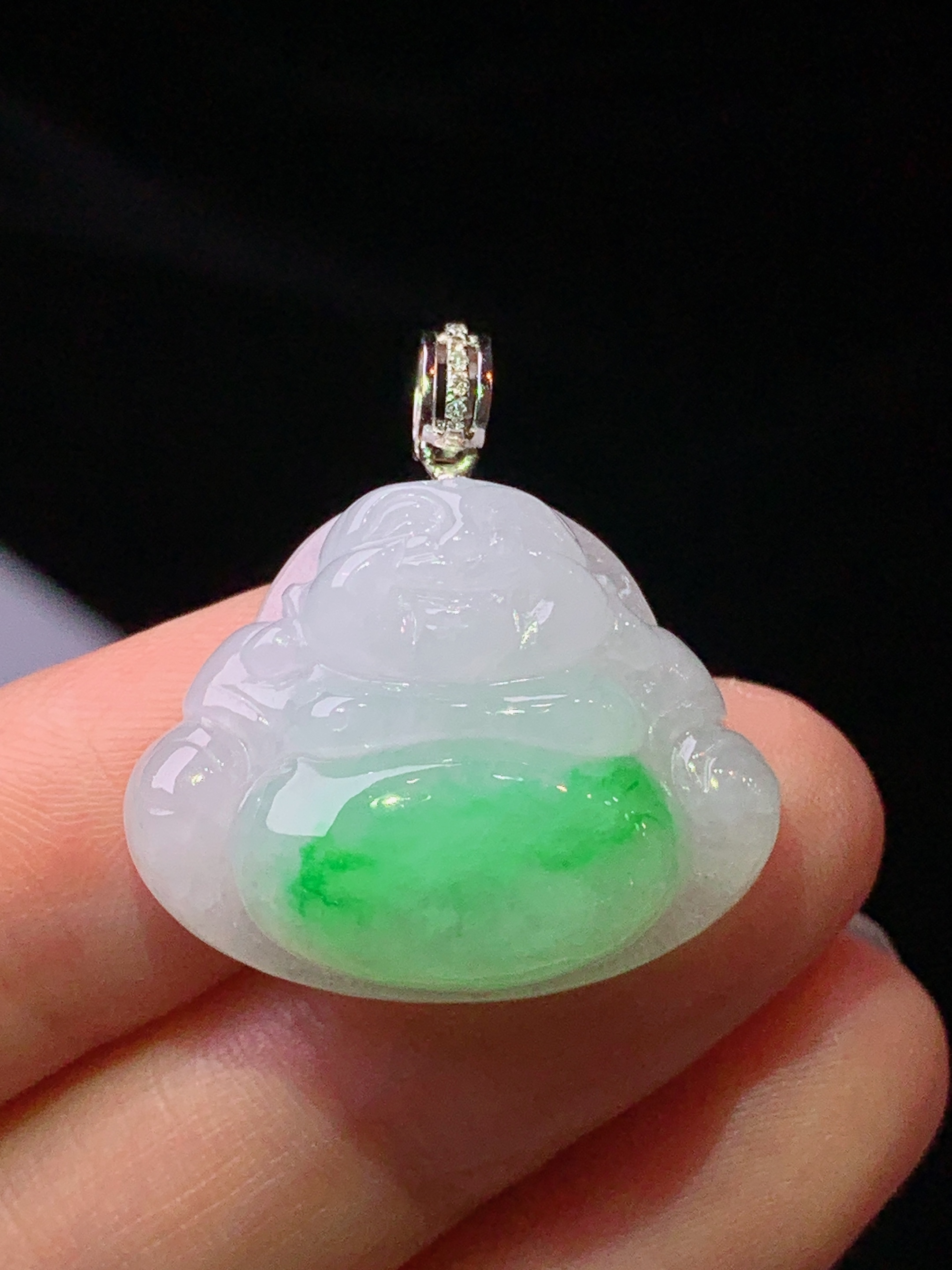 18k金镶嵌飘绿佛公吊坠 玉质细腻 色泽艳丽清新 水润亮眼 整体尺寸26.7*25.3*8.5L4