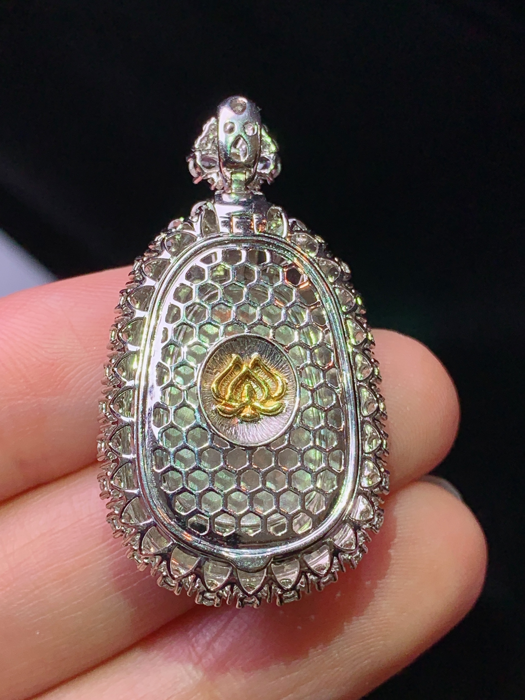 18k金钻镶嵌翠绿如意吊坠 玉质细腻 色泽艳丽清新 水润亮眼 整体尺寸37.5*20.8*9m5