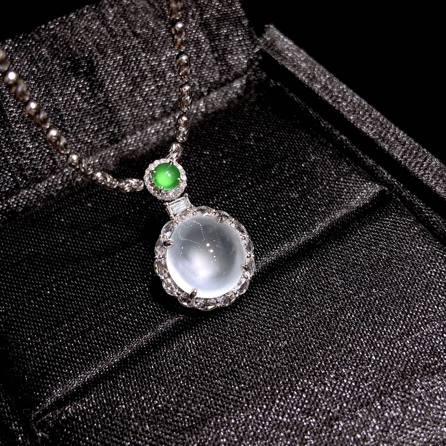 ️ | 高冰蛋面吊坠·

整体尺寸20.6-12.9-8.7毫米
裸石尺寸10.5-10-4毫米