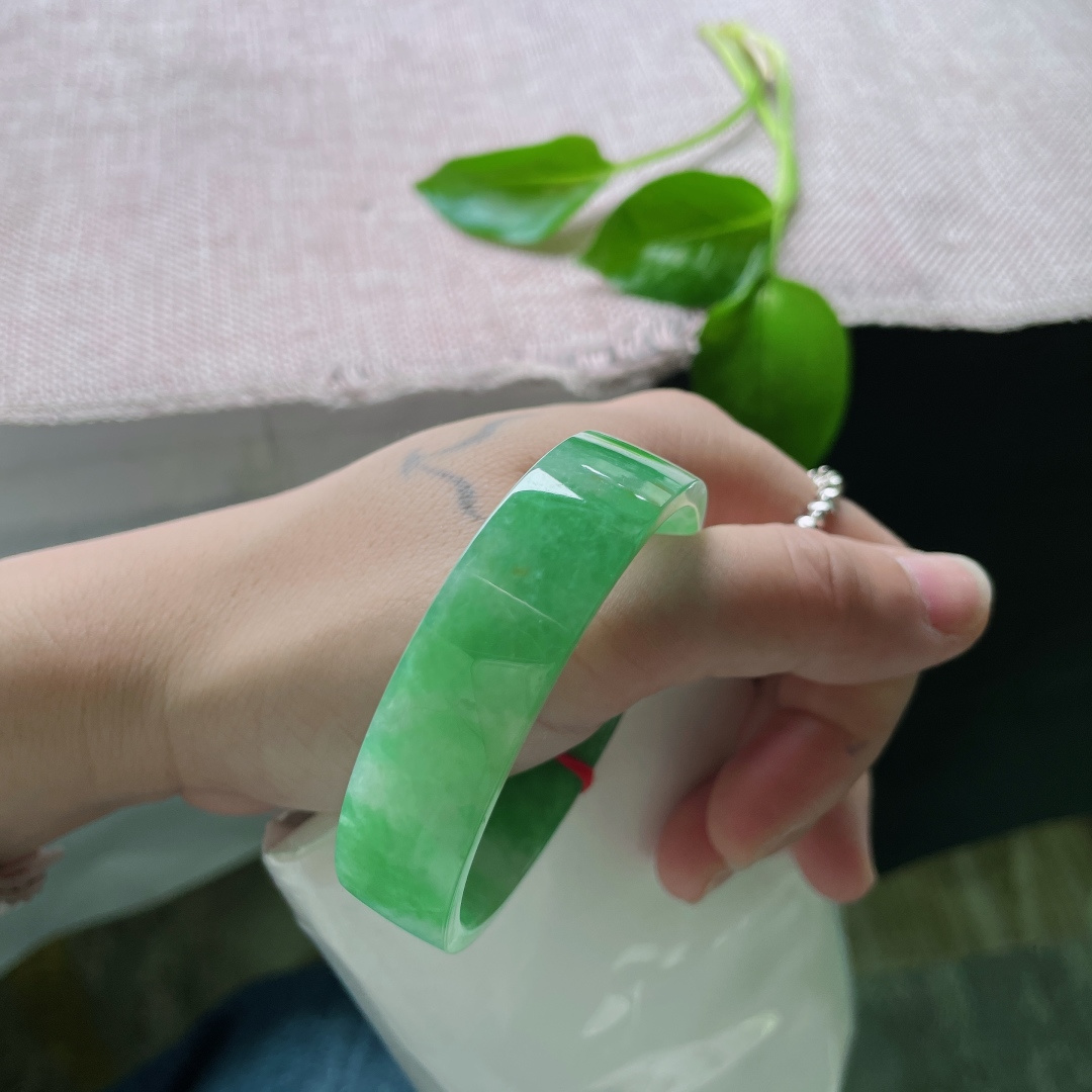 52/13.6/4.2，绿底正圈，方镯，水头好，圆弧内里，温润贴合，是与你相契的柔肠。一点皮纹，ss50205a