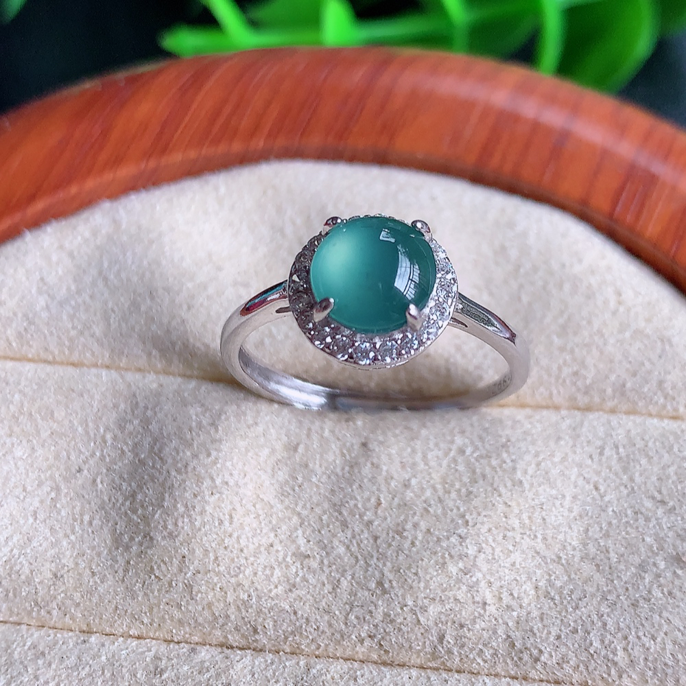 冰晴水精美蛋面翡翠戒指  玉质细腻  冰清玉润  飘花灵动  颜色漂亮  W481.8  内径尺寸：18-9.5-6mm  裸石尺寸：7mm