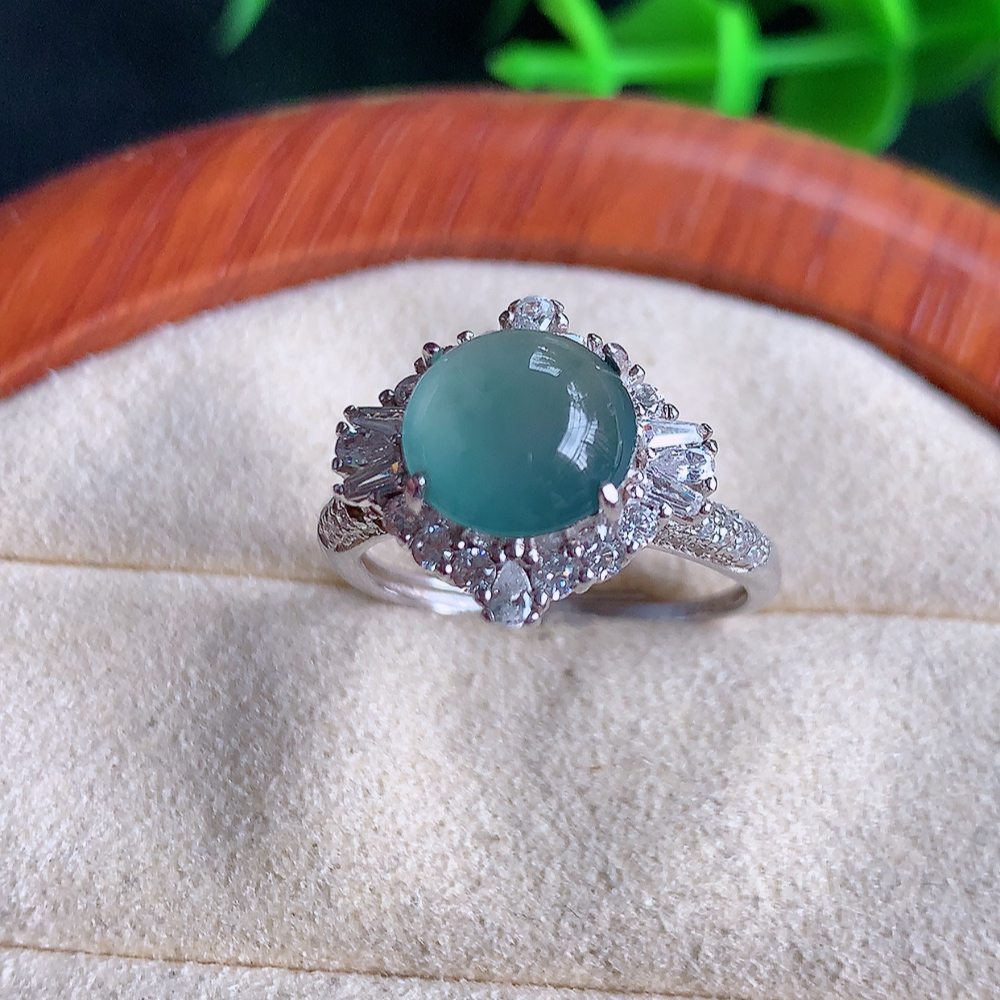 冰晴水精美蛋面翡翠戒指  玉质细腻  冰清玉润  飘花灵动  颜色漂亮  W502.8  内径尺寸：