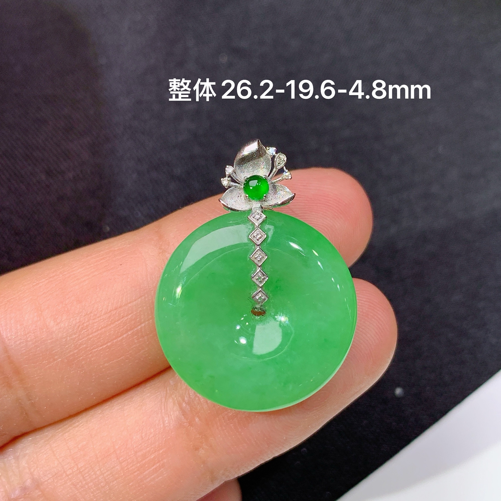 阳绿平安扣吊坠，18k金镶嵌，冰润细腻，色阳，种水足，Quq 尺寸26.2*19.6*4.8