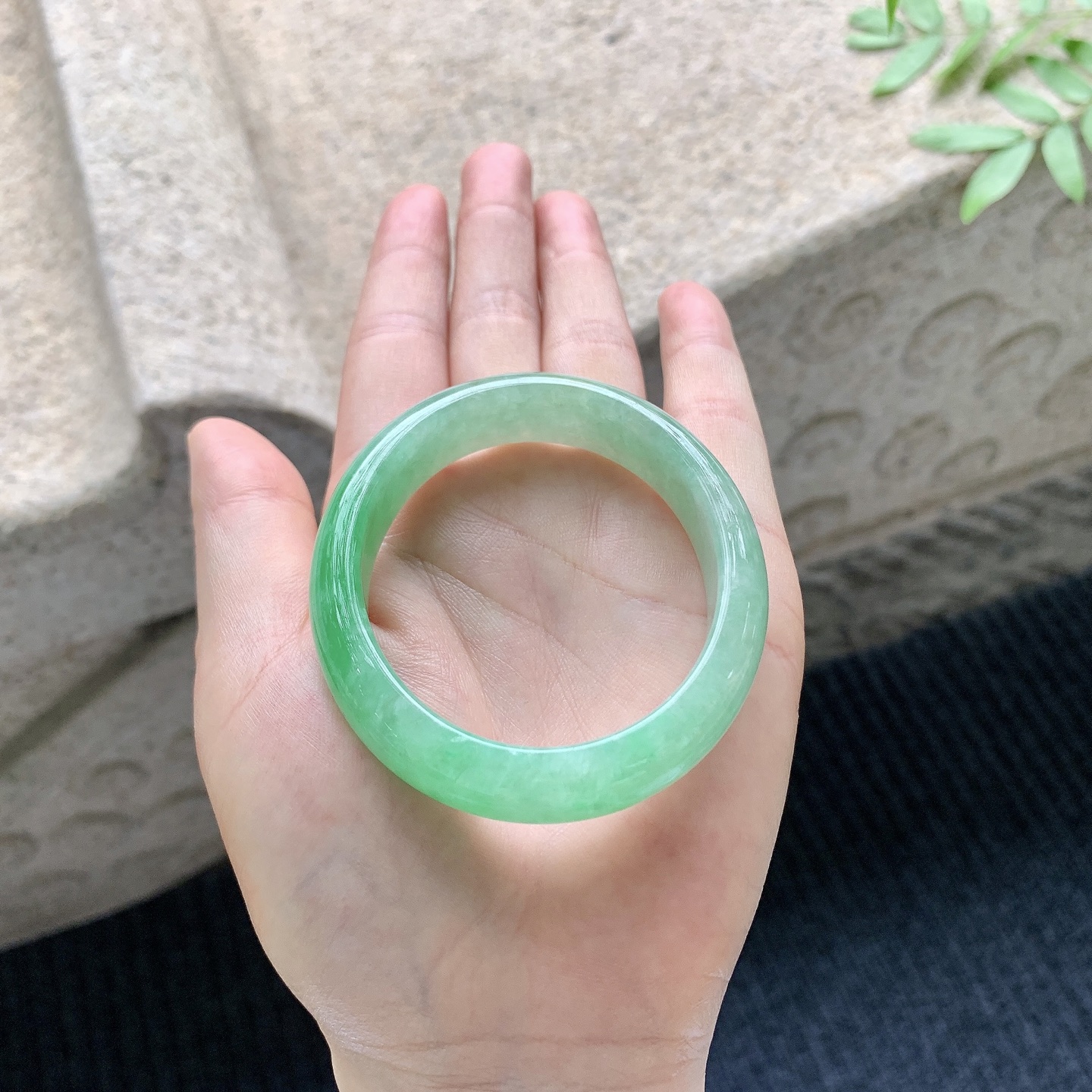 贵妃53 54 【圈口】54/47/13/7.2 【编码】A1041044 【描述】糯冰辣阳绿，水润，种老，细腻，打灯有棉线