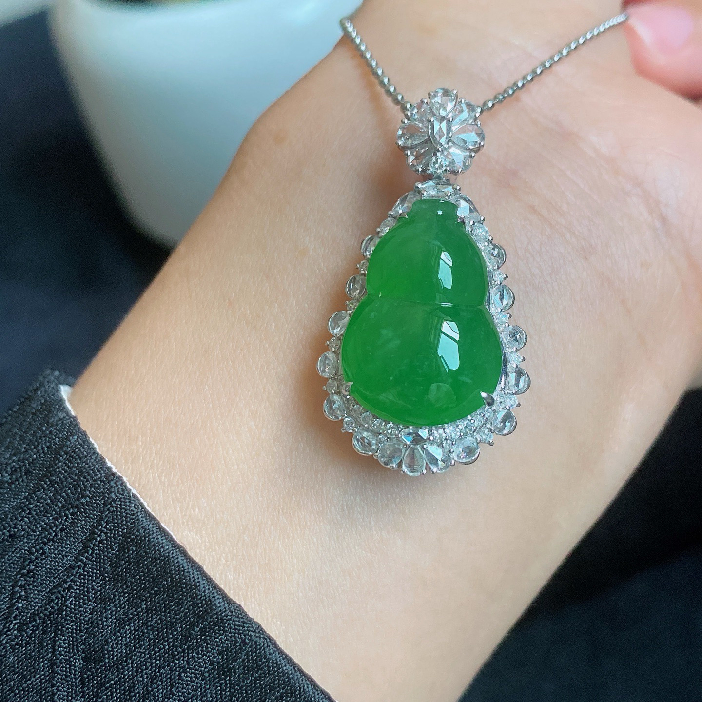 冰阳绿葫芦吊坠 
种好肉细，精致简约
饱满厚装，18k金镶嵌
尺寸如图一  实物更美～