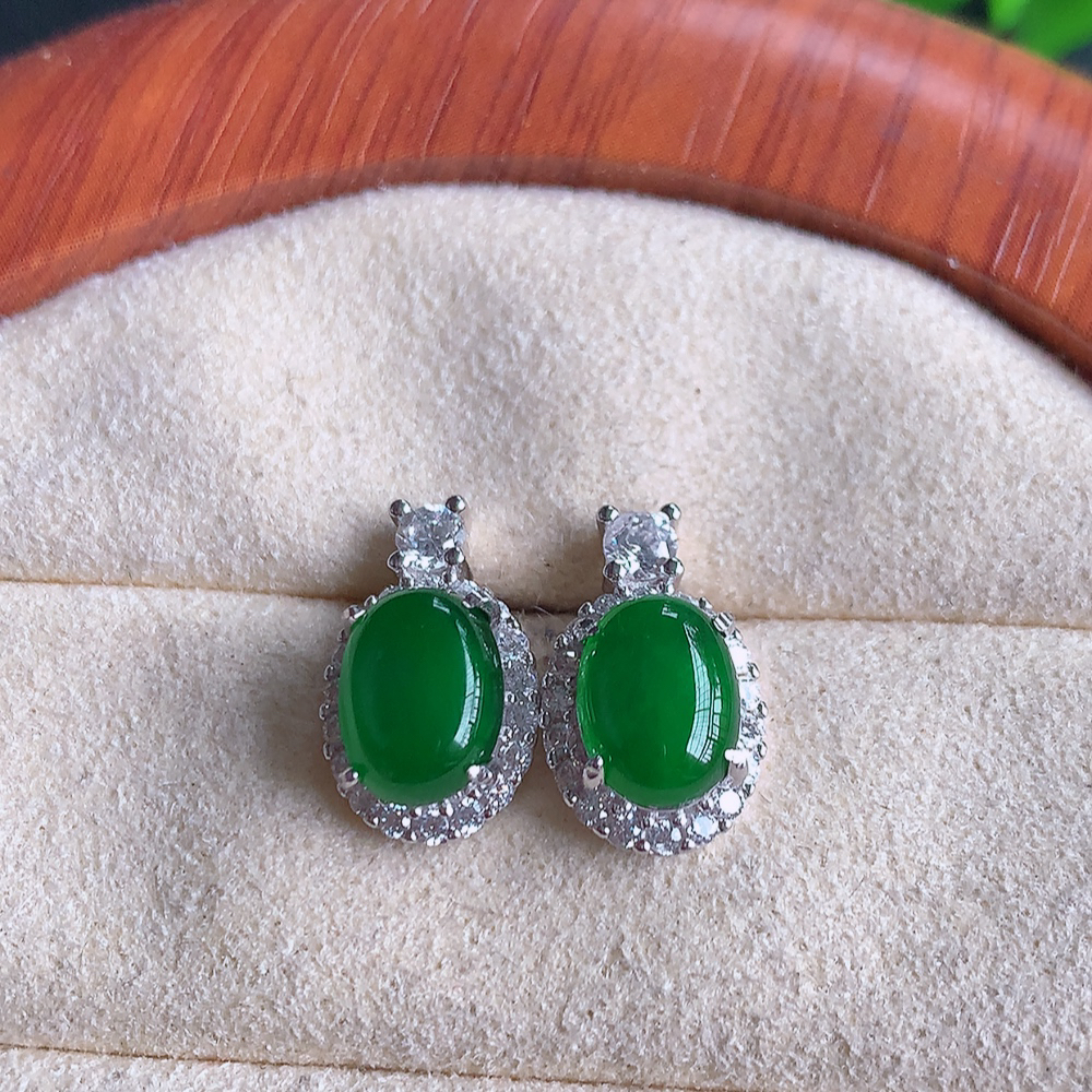 冰满绿翡翠925银镶嵌耳钉，自然光实拍，翠色灵动，颜色漂亮，种老水足，品相佳，佩戴佳品！W502.8