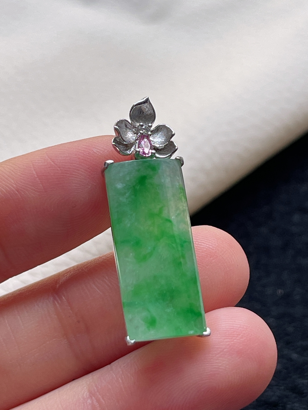 18k金 翡翠冰糯种飘绿无事牌挂件