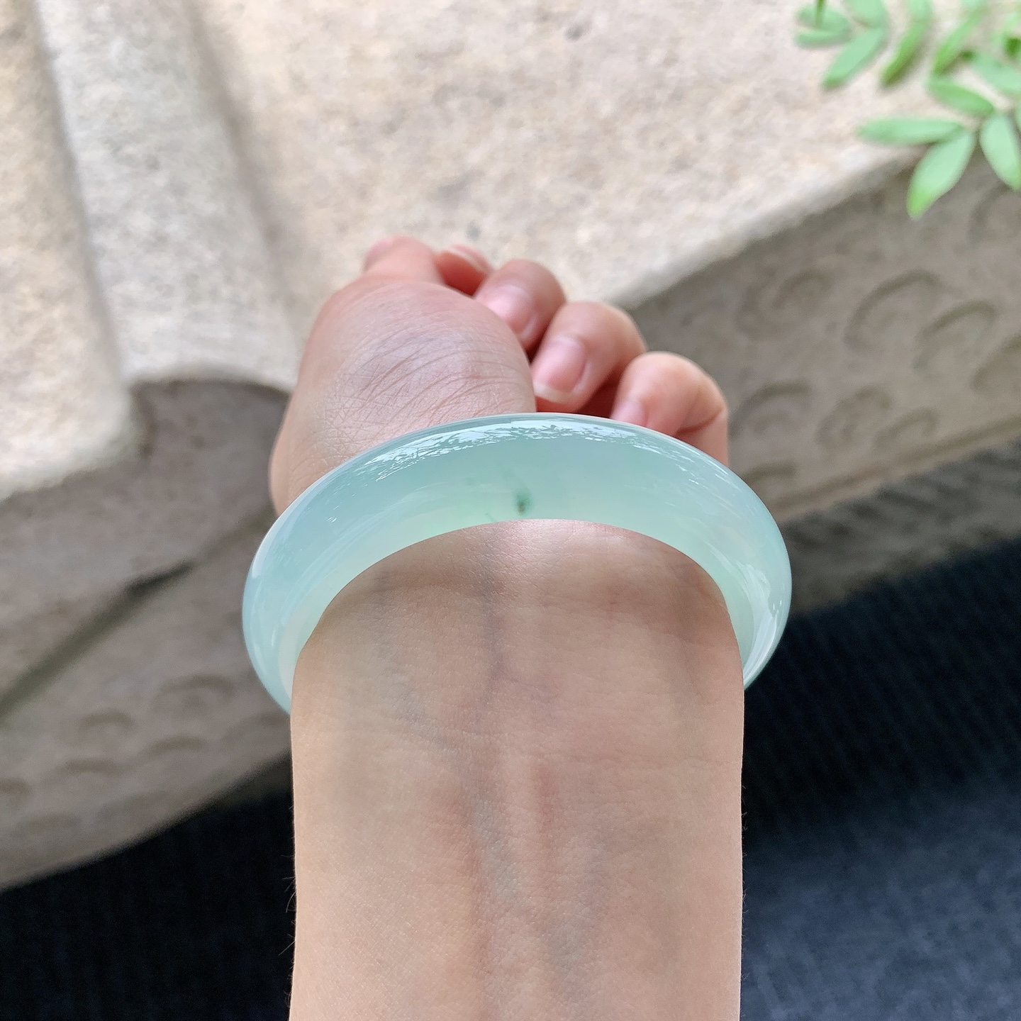 正圈49 50 【圈口】50.1/11.6/8.4 【编码】DZ041022 【描述】冰糯晴绿，水润，种老，细腻，打灯有絮线