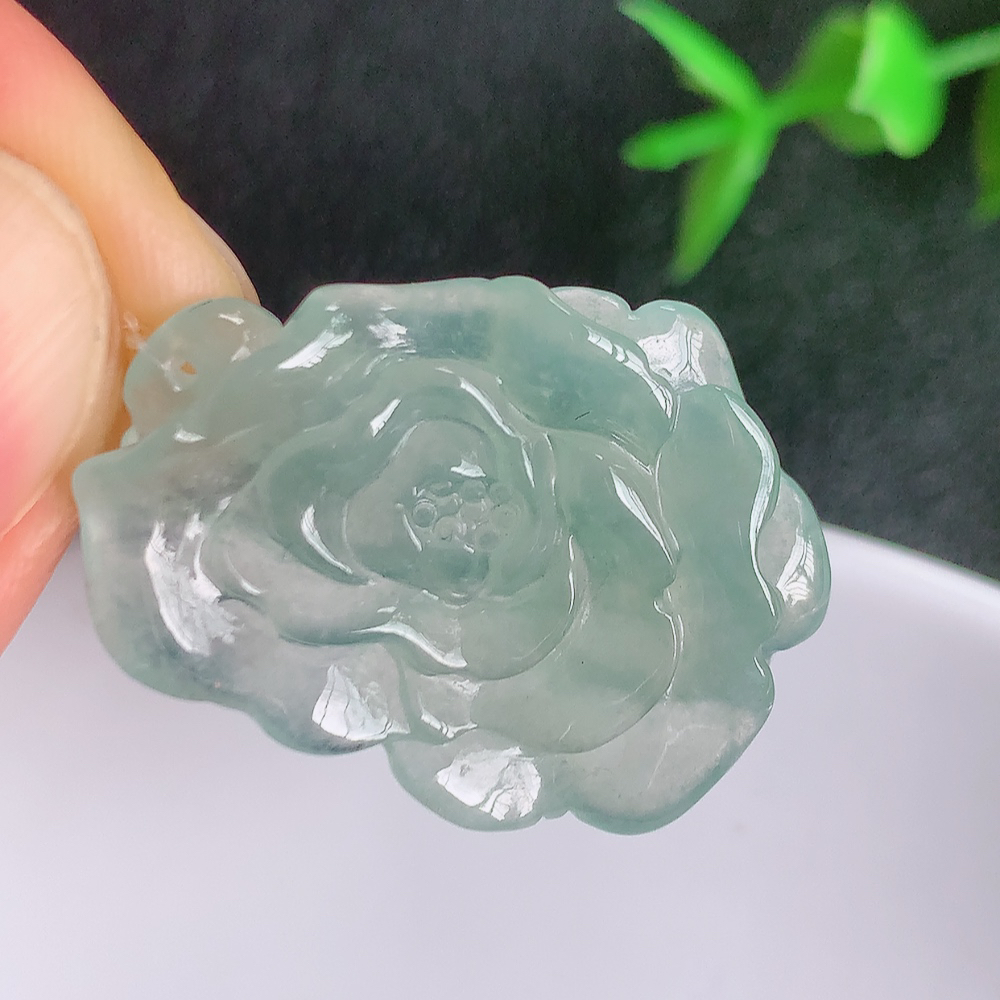 老坑冰润莲花挂件，种水上乘，肉质水润细腻，晶体结构致密，莹润通透，颜色清爽干净，色泽纯正  W49.