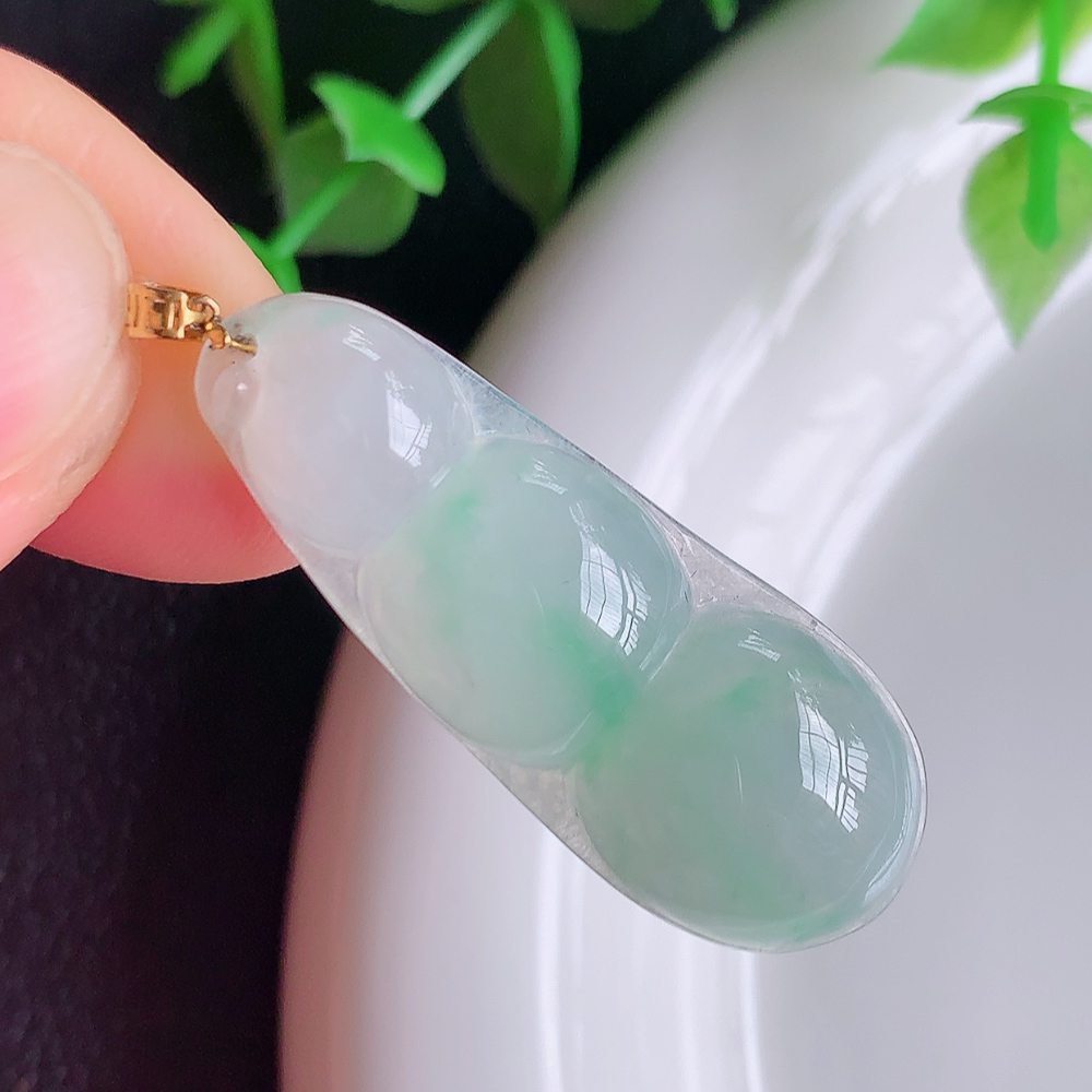 18k金扣冰润飘花福豆翡翠挂件，老种飘花  冰清玉洁  胶感十足  寓意“四季平安，福气满满”颜色鲜