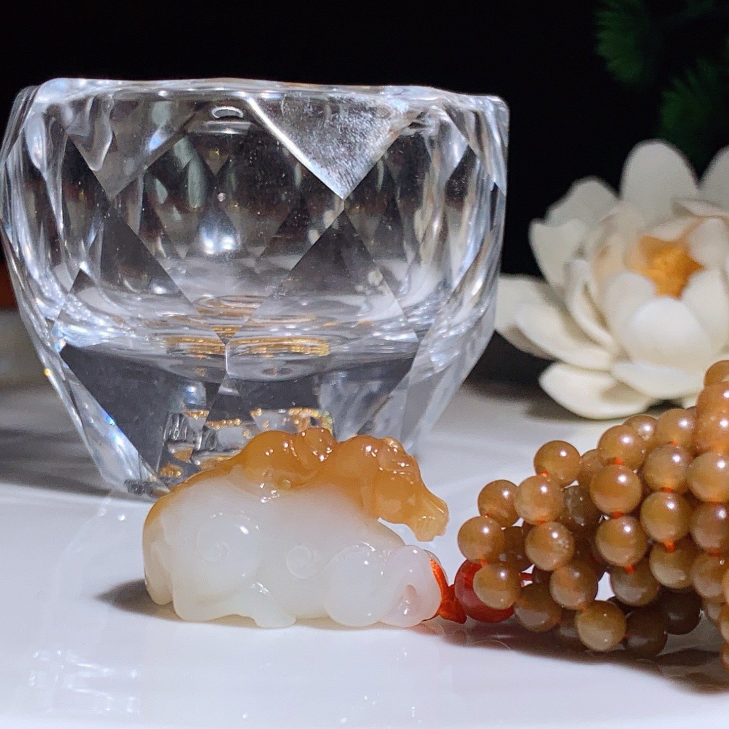 新疆和田玉且末糖马上封侯挂件。尺寸28/13/17重22.5克 玉质细腻油润 底色纯净 脂粉好，品质好。lt260407