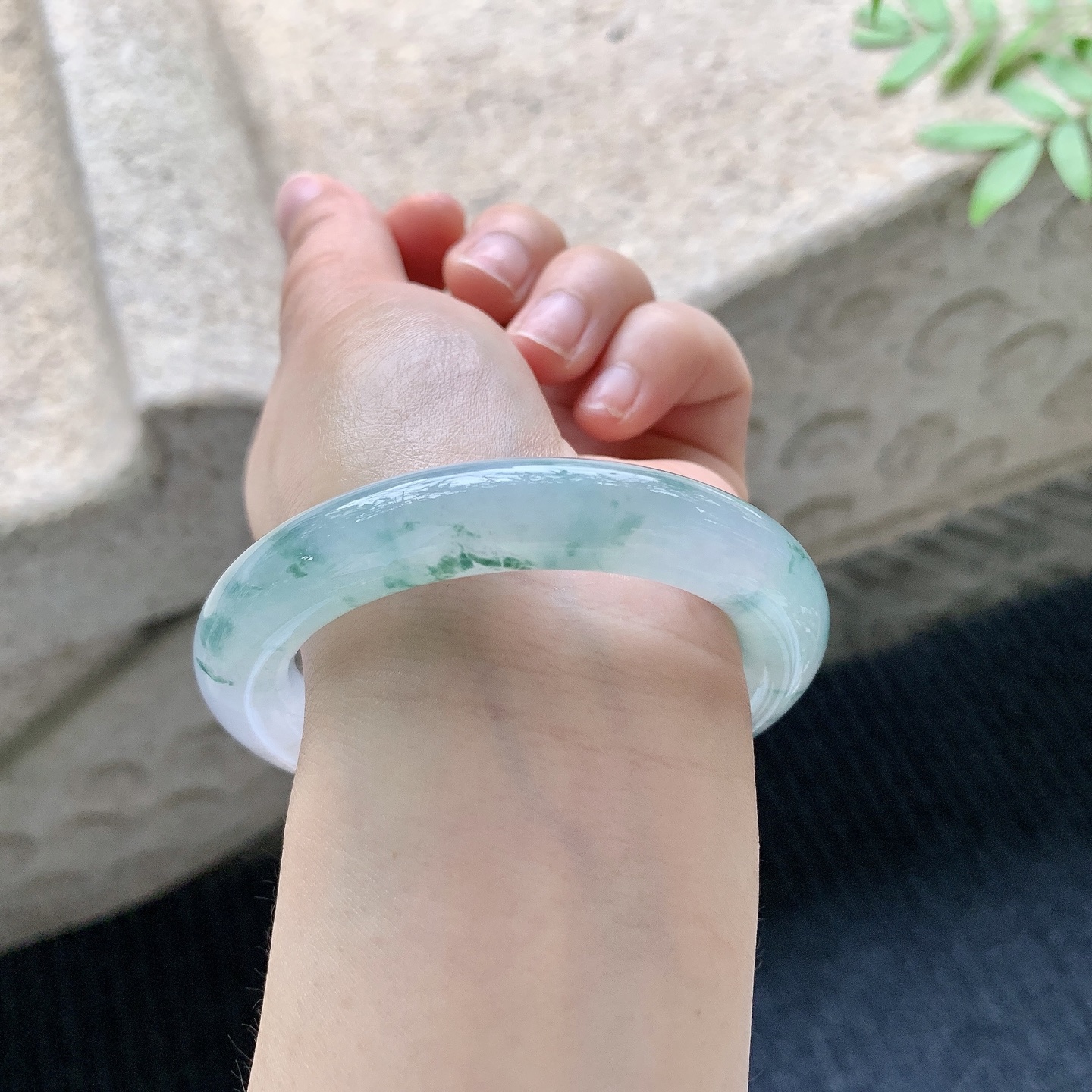 圆条51 52【圈口】52.2/11/11【编码】B2041016【描述】冰糯飘花，水润，种老，细腻，无纹裂