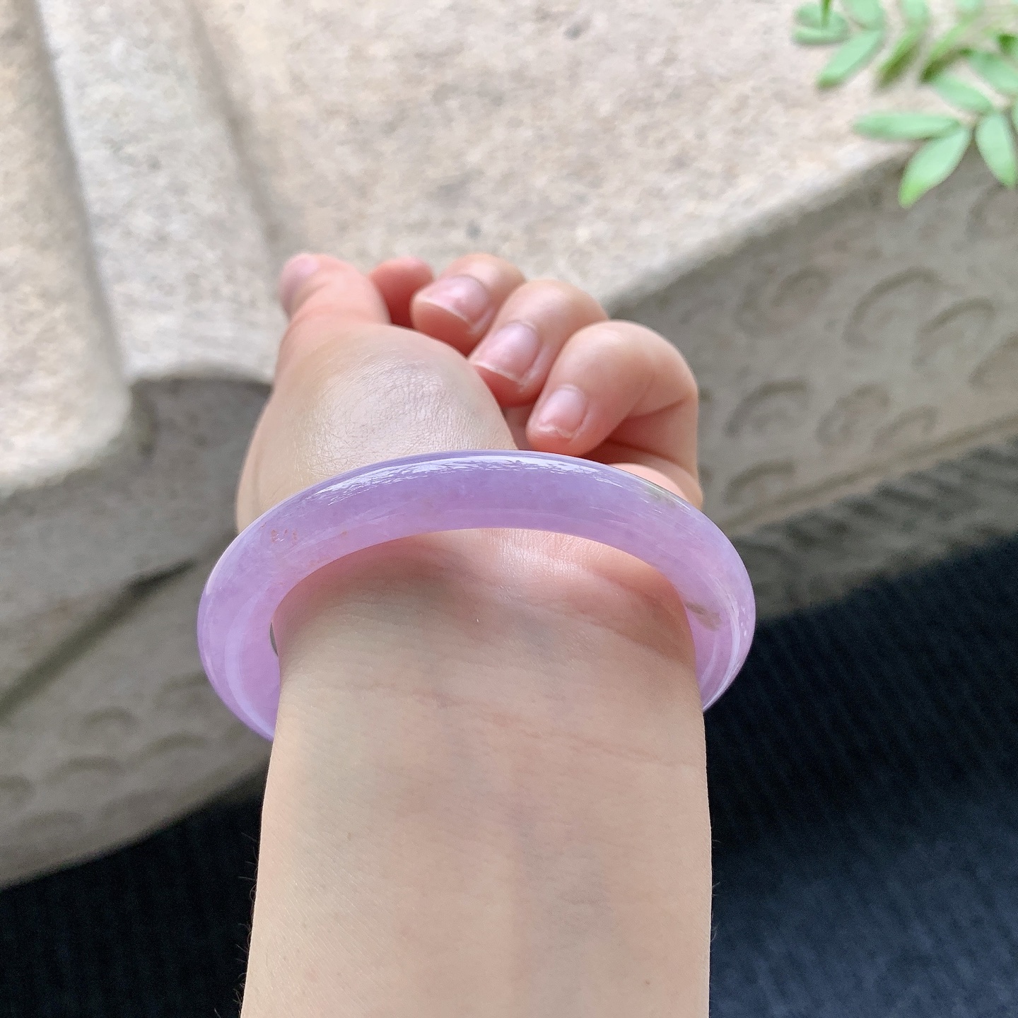 贵妃51 52 【圈口】52.7/47/8.6/8.7 【编码】T3041047 【描述】冰糯艳紫，水润，种老，细腻，无纹裂