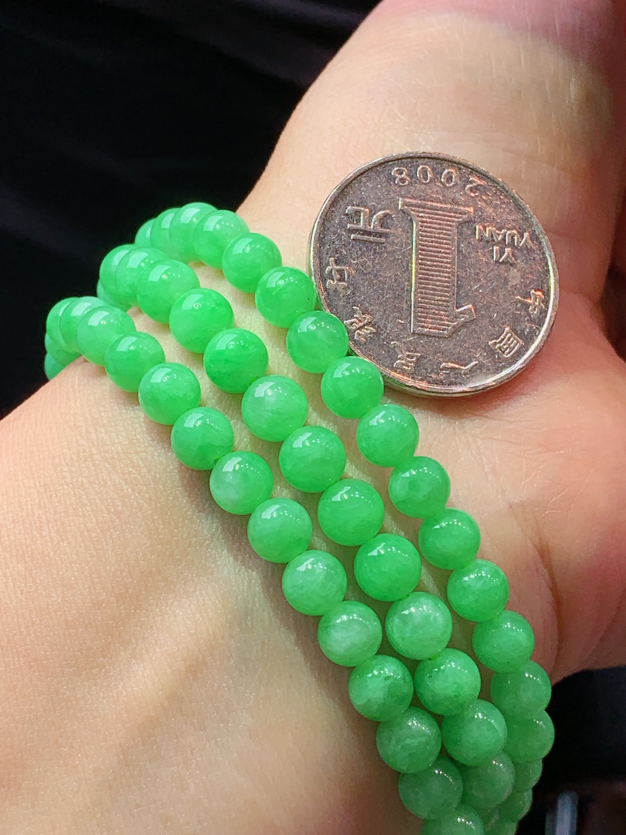 翠绿圆通项链 玉质细腻 色泽艳丽清新 水润亮眼 整体尺寸5.8h3