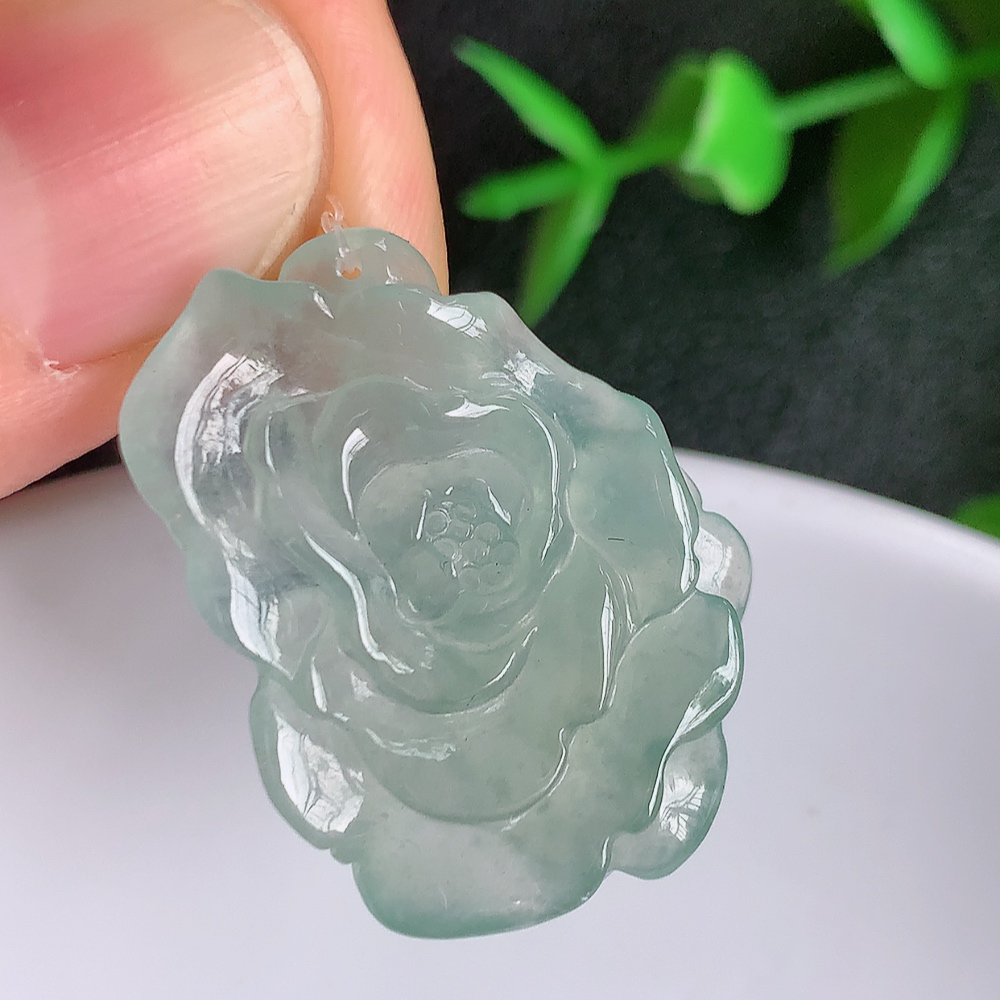 老坑冰润莲花挂件，种水上乘，肉质水润细腻，晶体结构致密，莹润通透，颜色清爽干净，色泽纯正  W49.8  尺寸：28.5-20.8-5.5mm