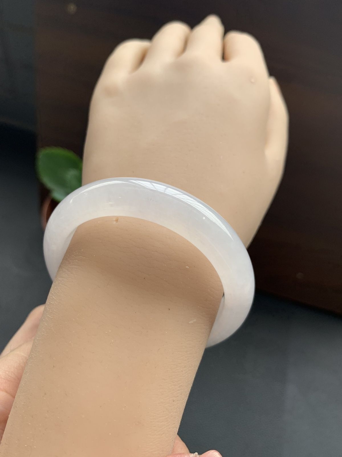 冰种细腻白月光手镯，圈口51-12.1-8.1，胶感十足，透手感极强，种水货，经典白月光干净清爽冰透