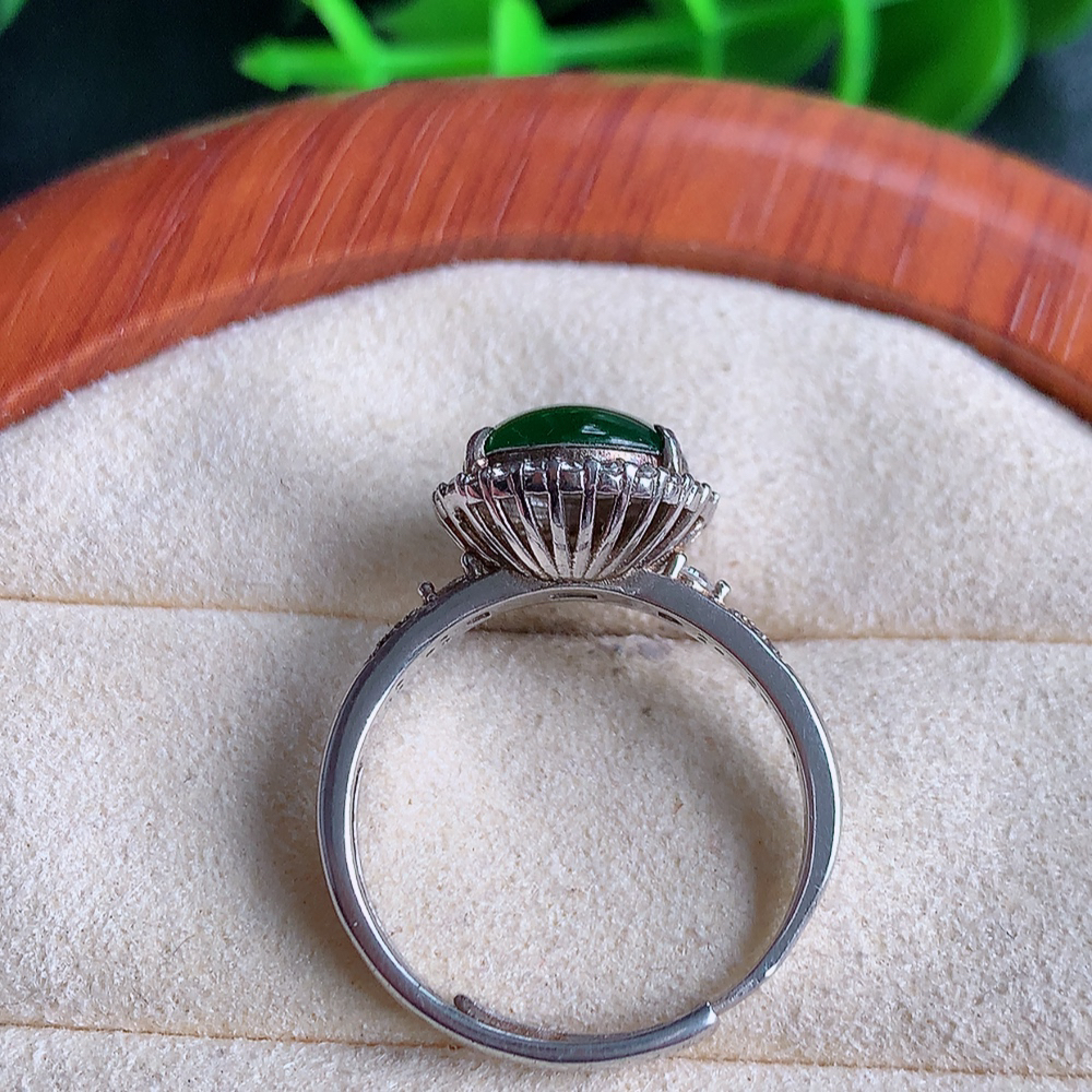 冰满绿翡翠蛋面戒指 925银镶嵌  玉质细腻  冰清玉润  飘花灵动  颜色漂亮  W481.8  内径尺寸：18-11.5-8mm  裸石尺寸：9mm