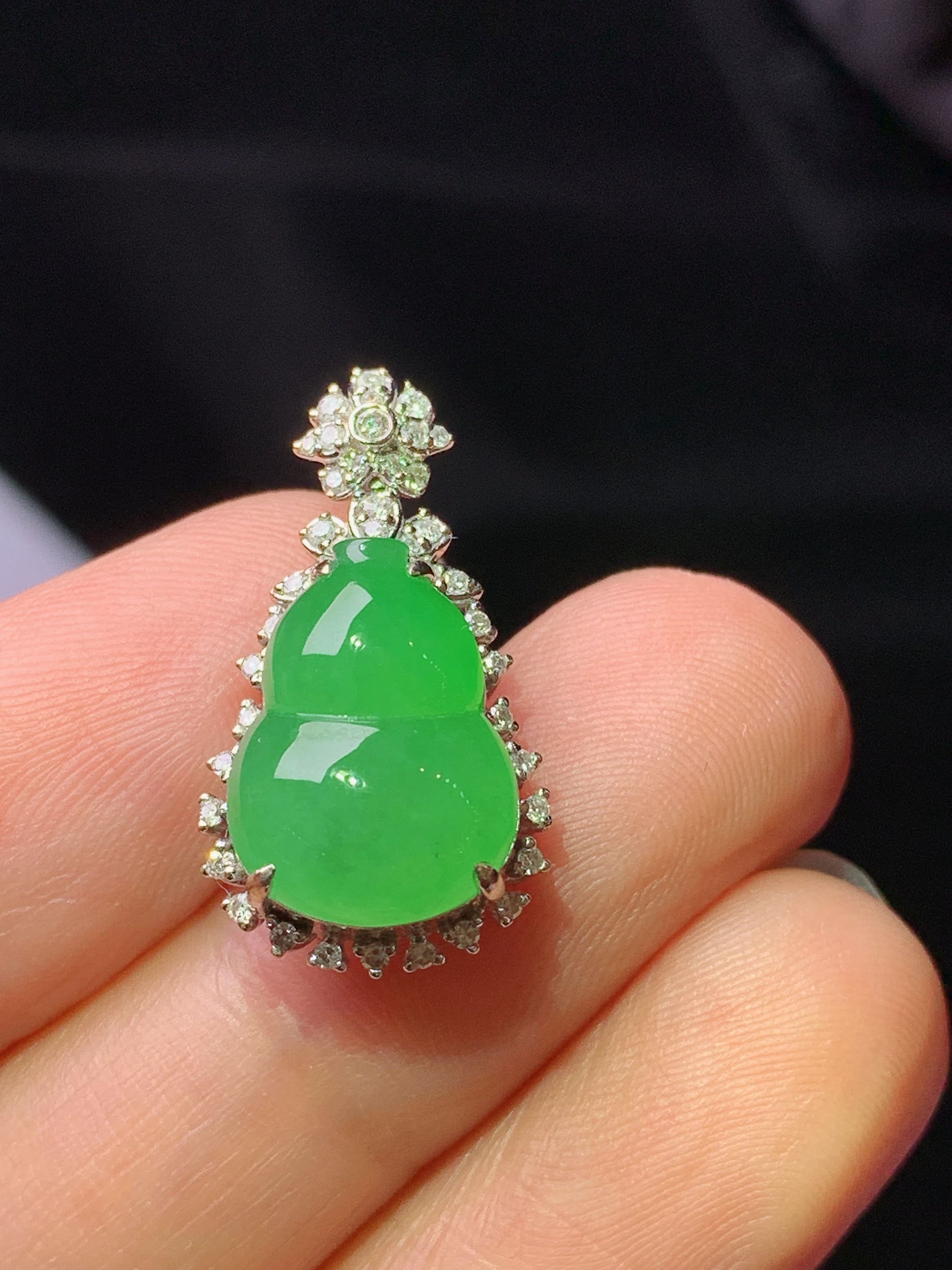 18k金钻镶嵌翠绿葫芦吊坠 玉质细腻 色泽艳丽清新 水润亮眼 整体尺寸22.5*12.2*8j2