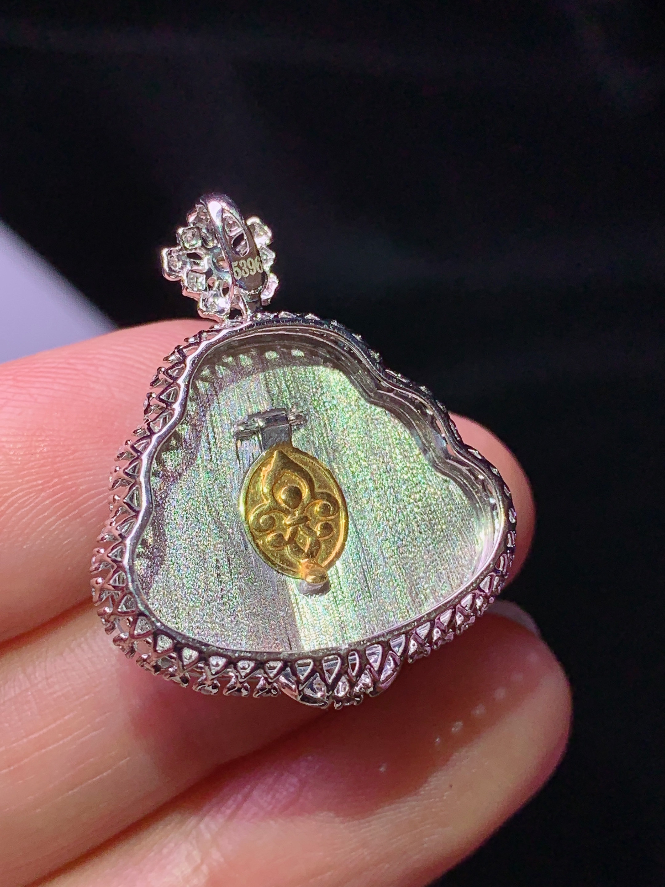 18k金钻镶嵌翠绿佛公吊坠 玉质细腻 色泽艳丽清新 水润亮眼 整体尺寸28*22.8*9.8j2