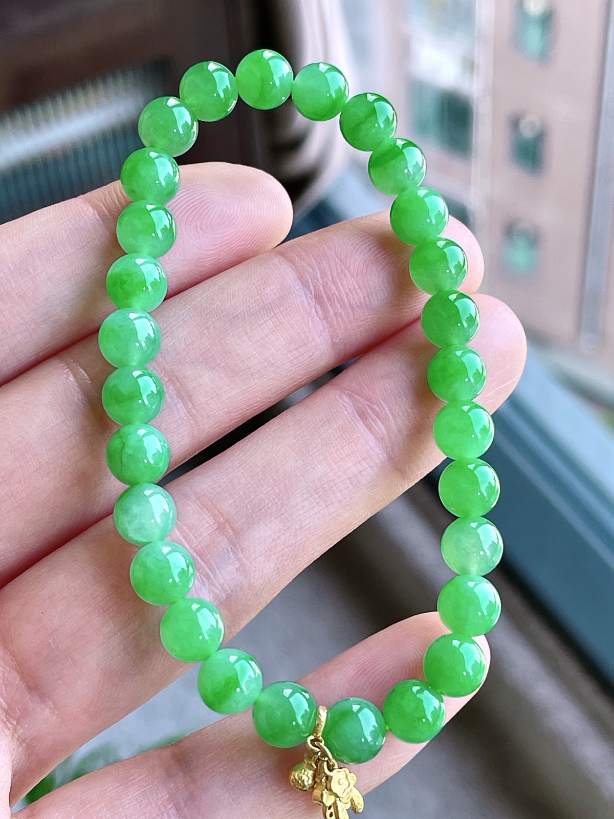 【珠子】高冰阳绿手串圆珠珠子手串
【说明】缅料 18k金镶嵌 性价比高  
【尺寸】6.8mm..