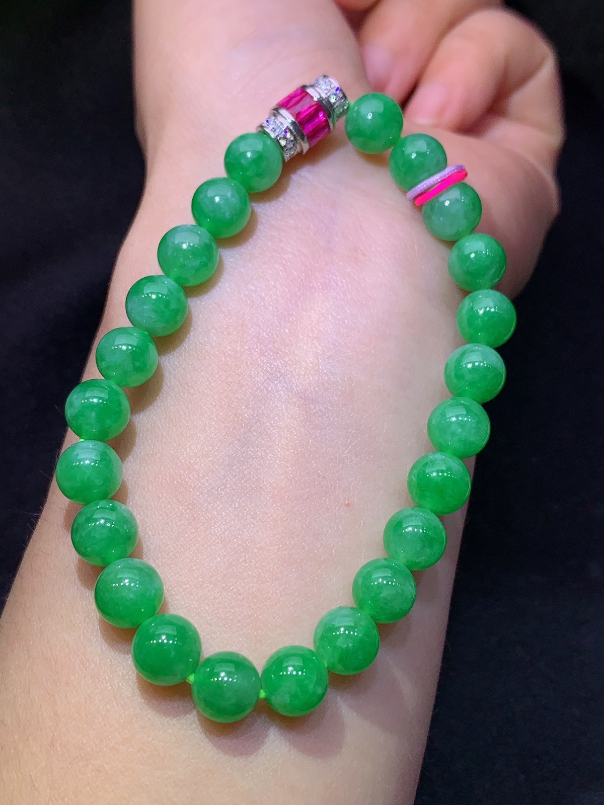 满绿圆珠手链 玉质细腻 色泽艳丽清新 水润亮眼 圈口13 整体尺寸7.9