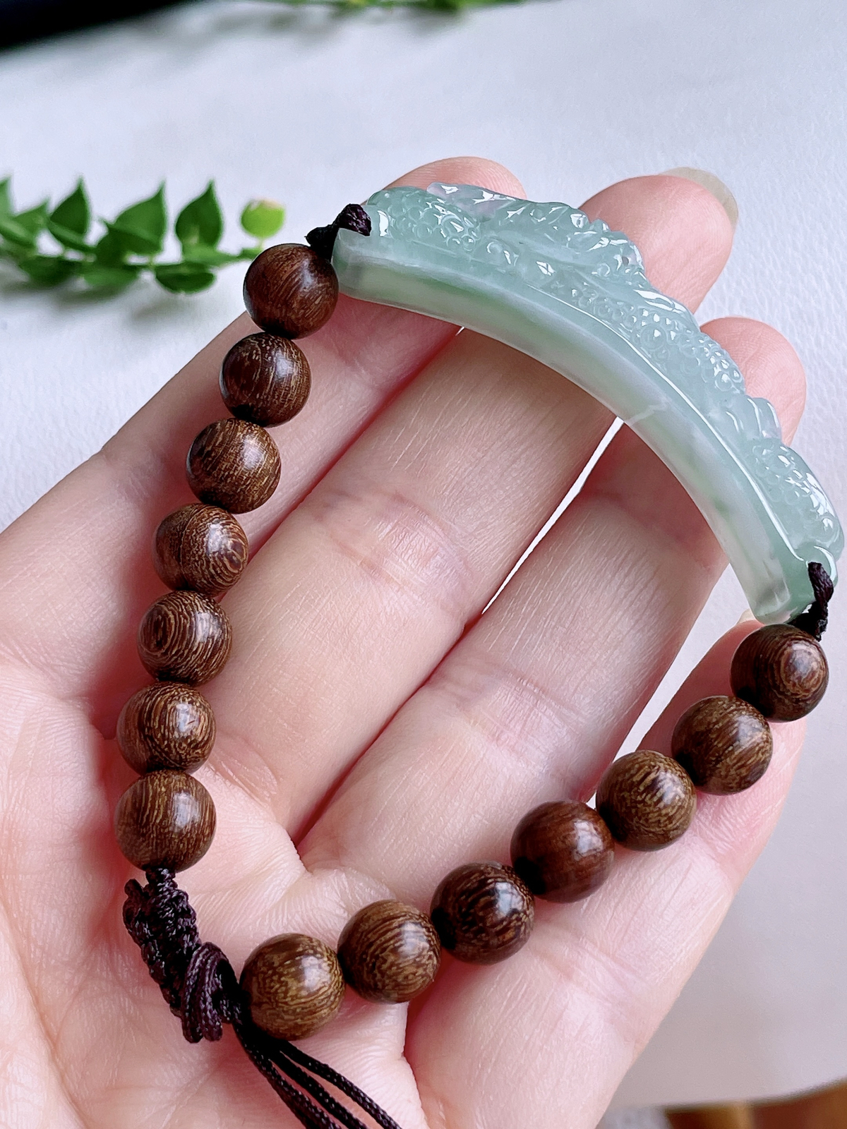 【裸石】冰晴水生肖龙手牌檀木手串
【说明】缅料 性价比高  
【尺寸】51.2-12-11.4.