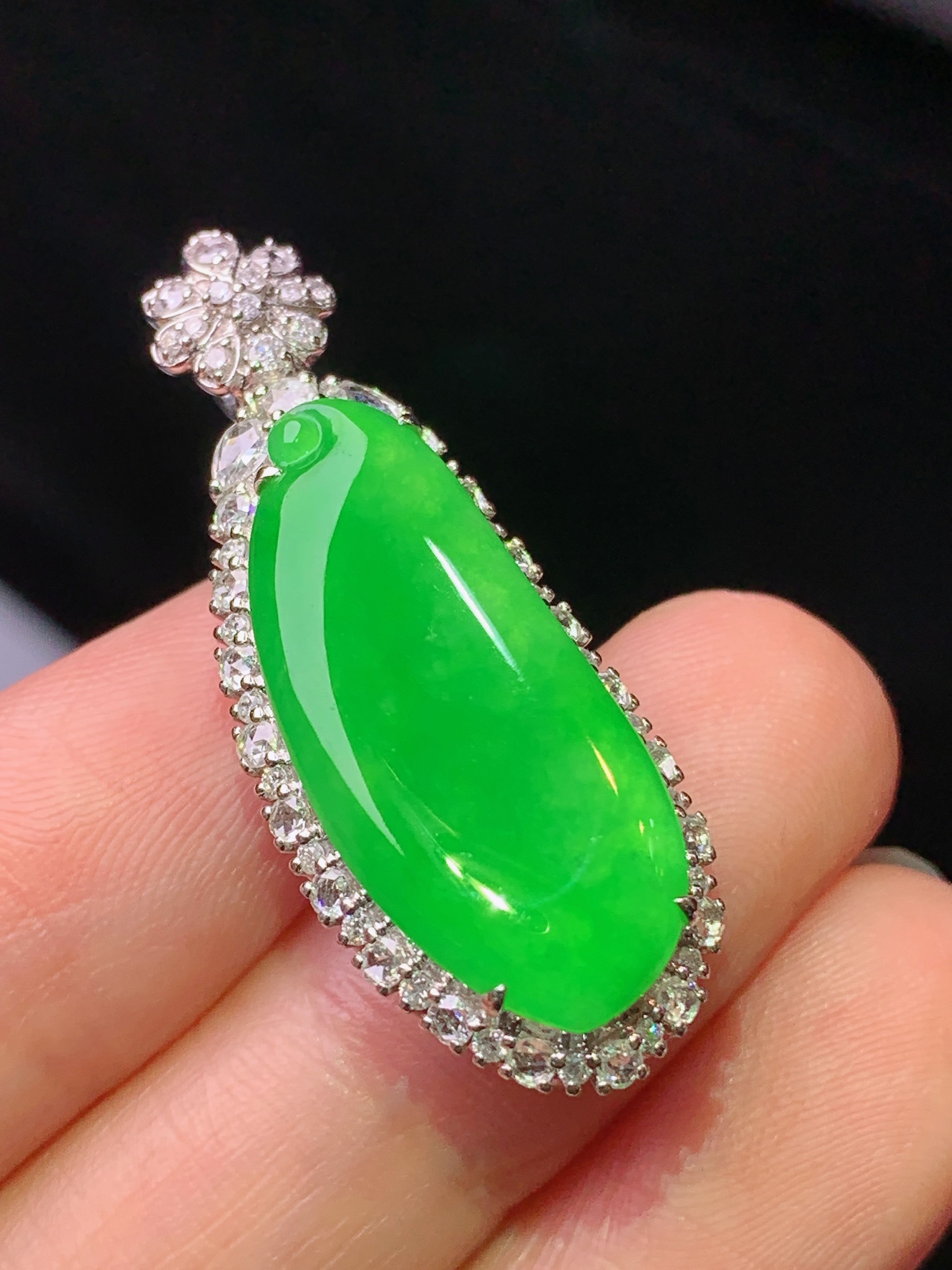 18k金钻镶嵌满绿福瓜吊坠 玉质细腻 色泽艳丽清新 水润亮眼 整体尺寸36*13.5*9.6m5