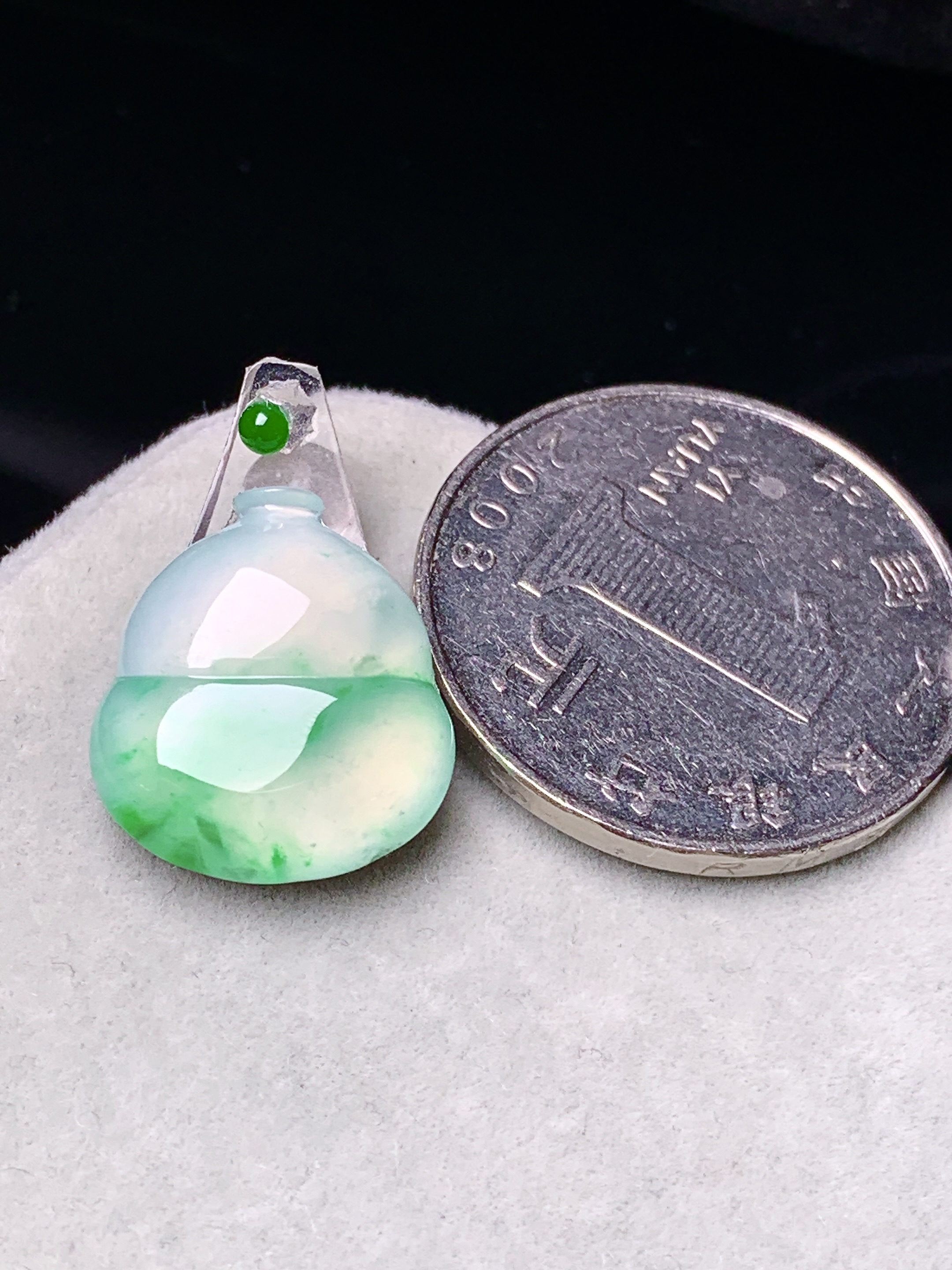 镶嵌款 冰种飘绿葫芦吊坠 玉质细腻 色泽艳丽清新 水润亮眼 整体尺寸16.2*14.8*4*2x