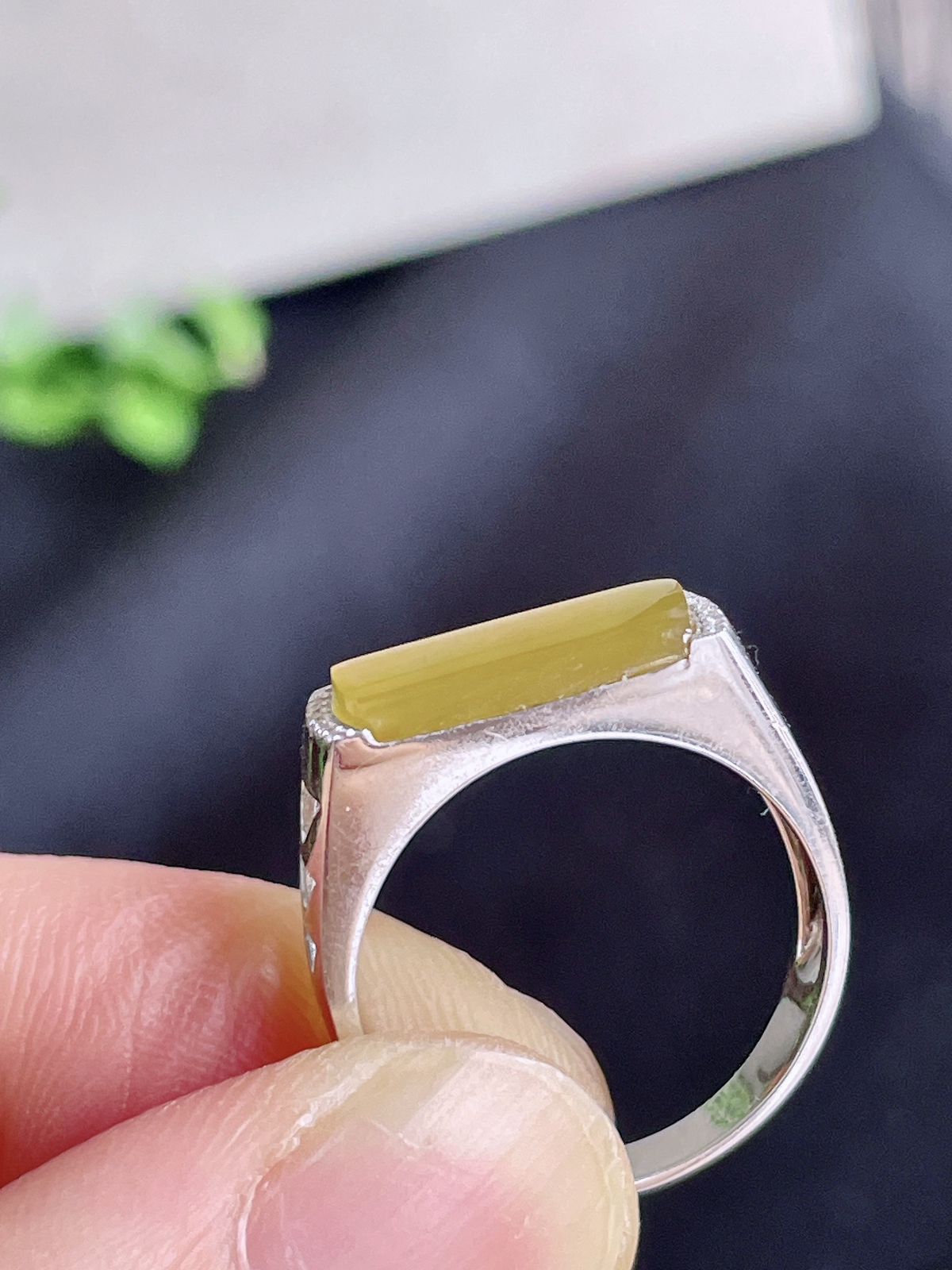 【镶嵌】冰黄翡马鞍戒指
【说明】缅料 18k金镶嵌 完美 性价比高  
【裸石】12.6-6.5-1.7
【圈口】14号.