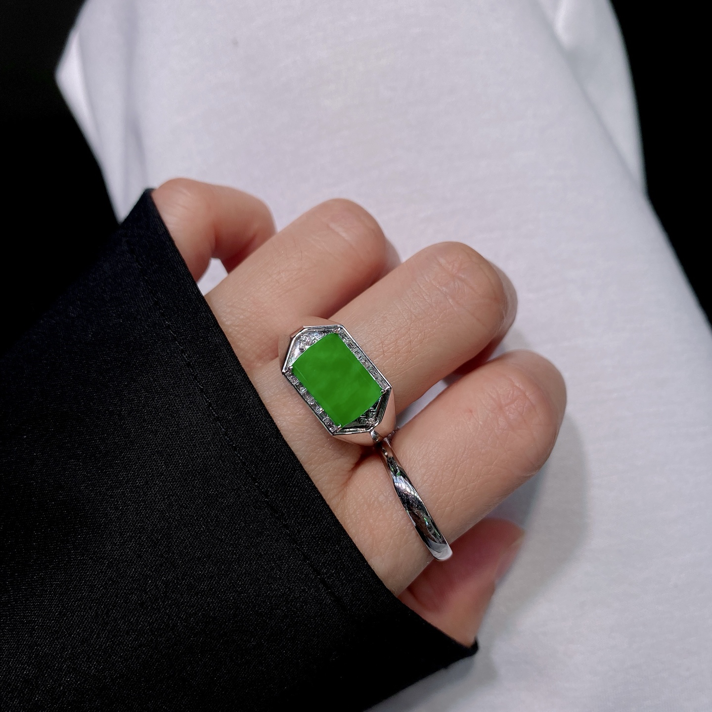 冰阳绿马鞍戒 
冰透种好 色阳色辣
18K金镶嵌 高性价比