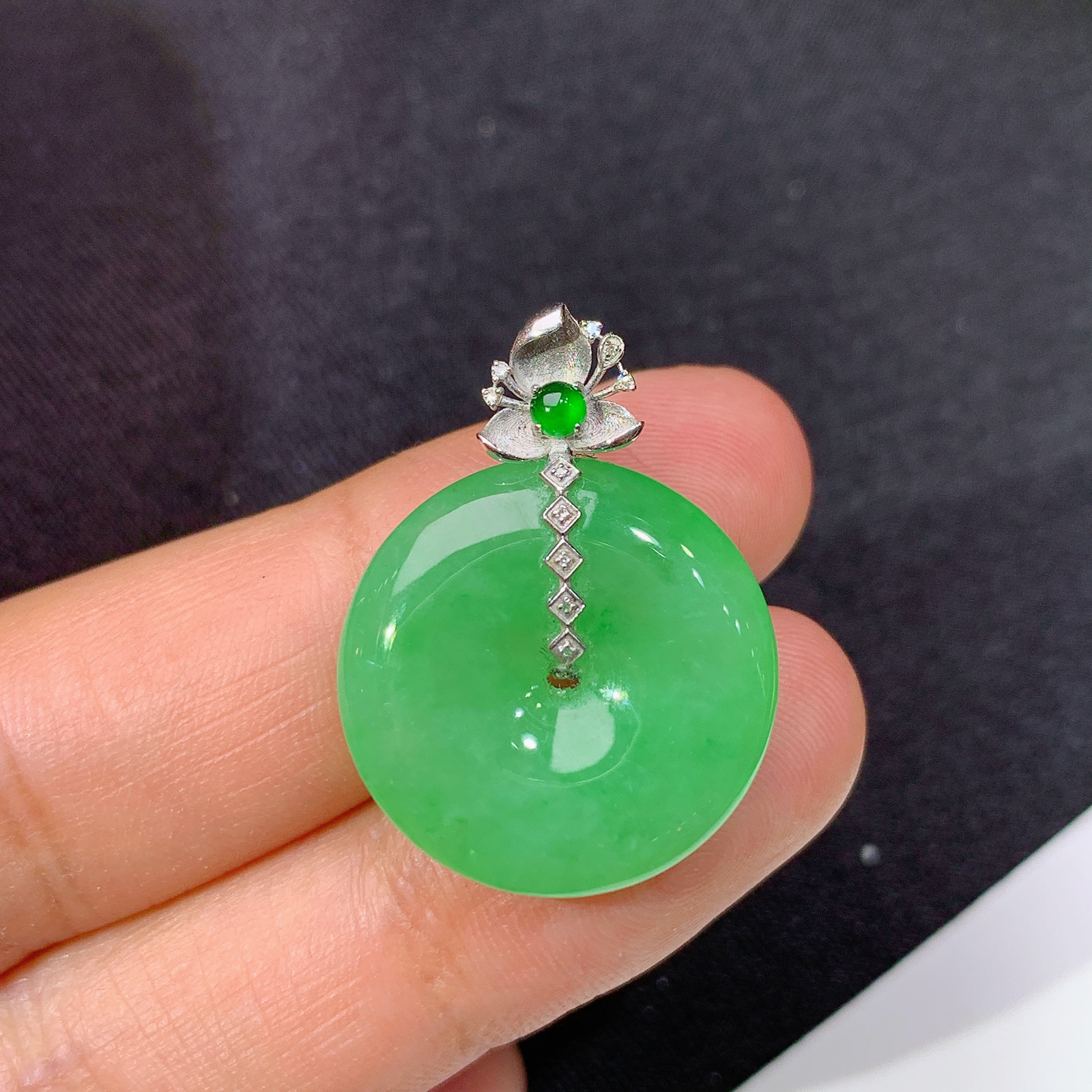 阳绿平安扣吊坠，18k金镶嵌，冰润细腻，色阳，种水足，Quq 尺寸26.2*19.6*4.8
