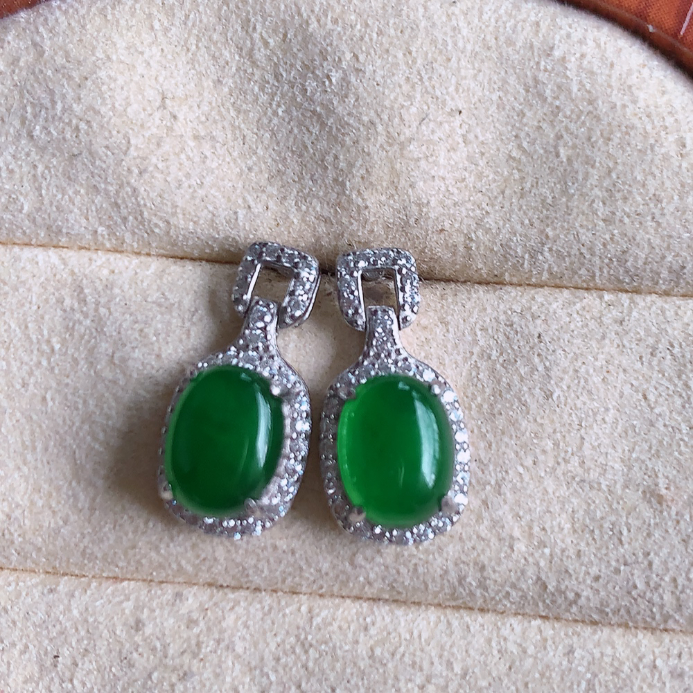 冰满绿翡翠925银镶嵌耳钉，自然光实拍，翠色灵动，颜色漂亮，种老水足，品相佳，佩戴佳品！W502.8  取一整体尺寸：16-8-6.3mm  裸石尺寸：8-5.8mm