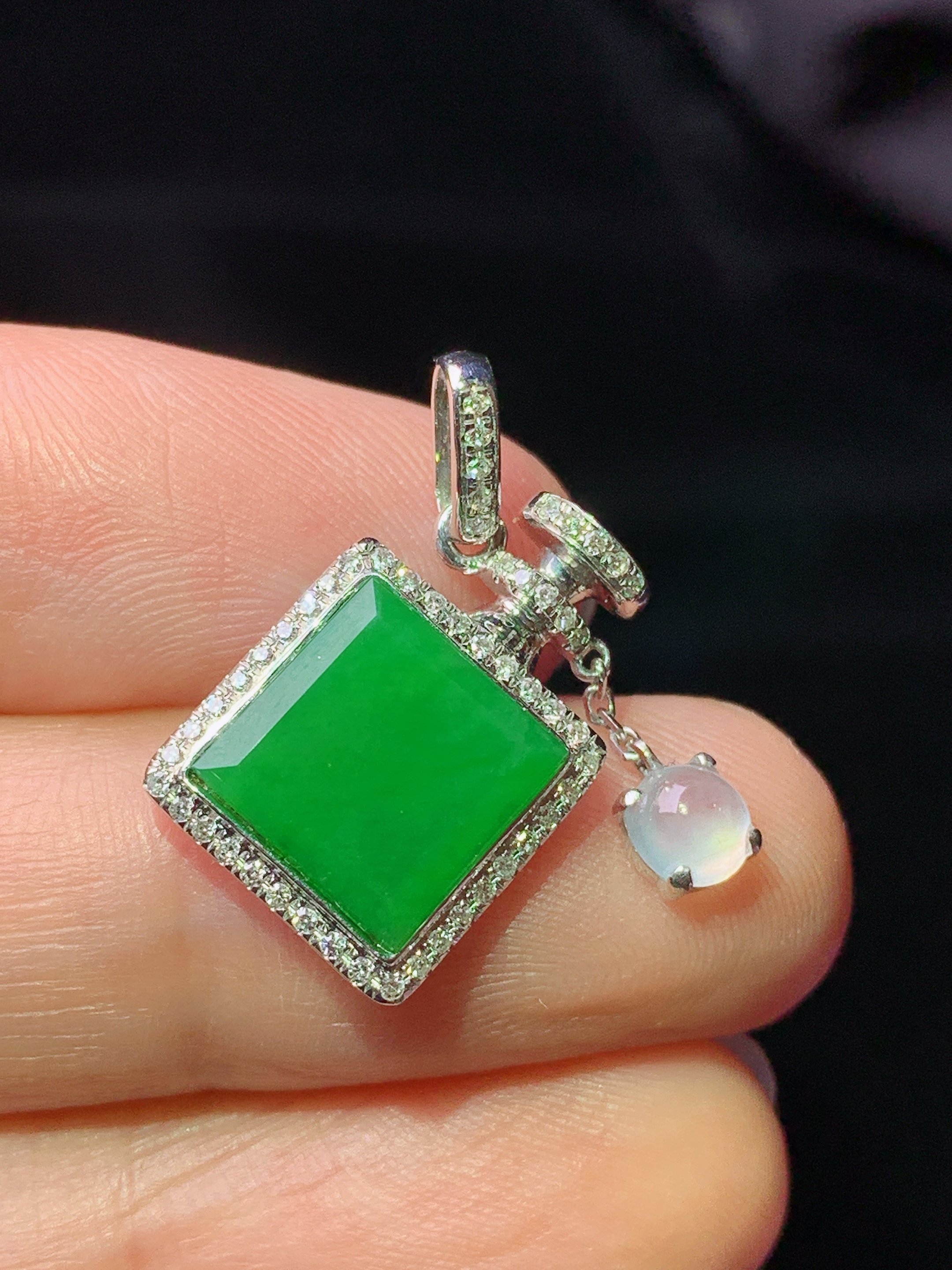 18k金钻镶嵌满绿无事牌吊坠 玉质细腻 色泽艳丽清新 水润亮眼 整体尺寸22.3*11.8*4j2