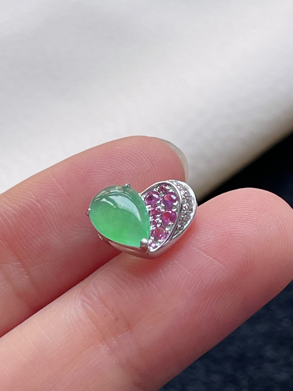 18k金翡翠冰糯种浅绿色爱心精致挂件