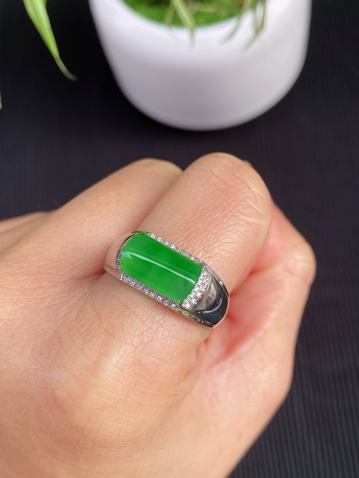 满色马鞍戒 
冰种满绿，色泽鲜亮，质地细腻水润
18K金镶嵌，简约大气
马鞍造型寓意“马上平安”，象征稳重与成功