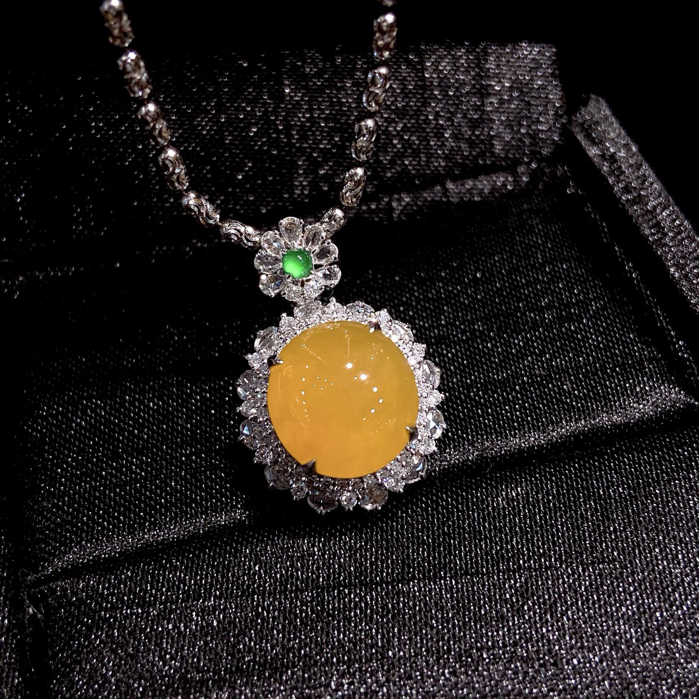  | 冰黄蛋面吊坠
整体尺寸24-16.6-11.7毫米
裸石尺寸11.8-11.1-4.6毫米