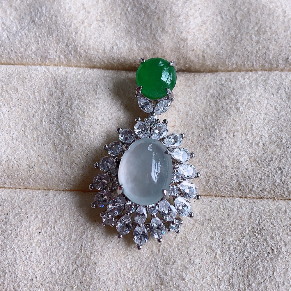 冰蛋面翡翠吊坠，质地细腻，清秀高雅，饱满圆润  款式大方经典，颜色鲜艳，沁人心脾，高质量精品   925银饰镶嵌 W502.8 整体尺寸：26.5-15-8.8mm   裸石尺寸：8.6-6.8mm