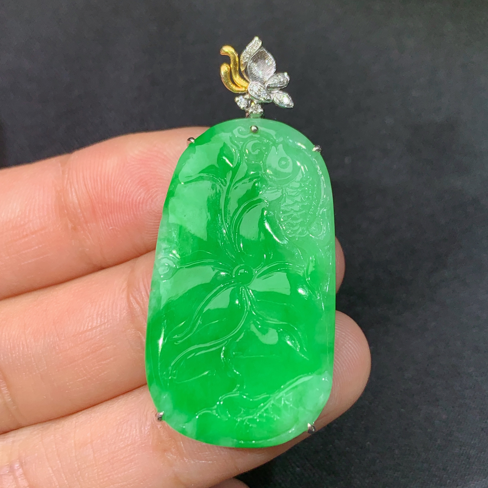 阳绿荷叶鱼吊坠，18k金镶嵌，冰润色阳，玉质细腻，种水足 尺寸43.7*20*4.6