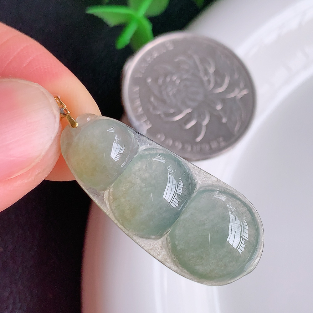 冰润飘黄翡福豆翡翠挂件，老种飘花  冰清玉洁  胶感十足  寓意“四季平安，福气满满”颜色鲜艳，清新自然，饱满通透   W49.8  尺寸：32.2-14-5mm