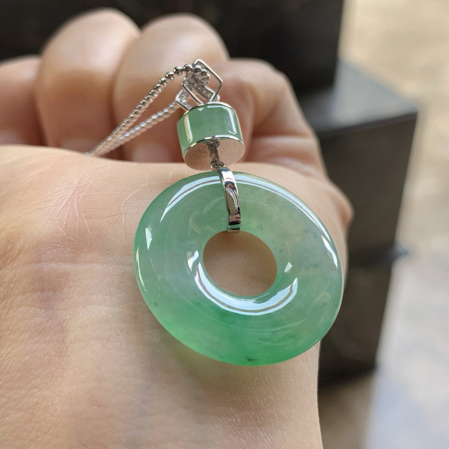 阳绿色吊坠^_^颜色好看