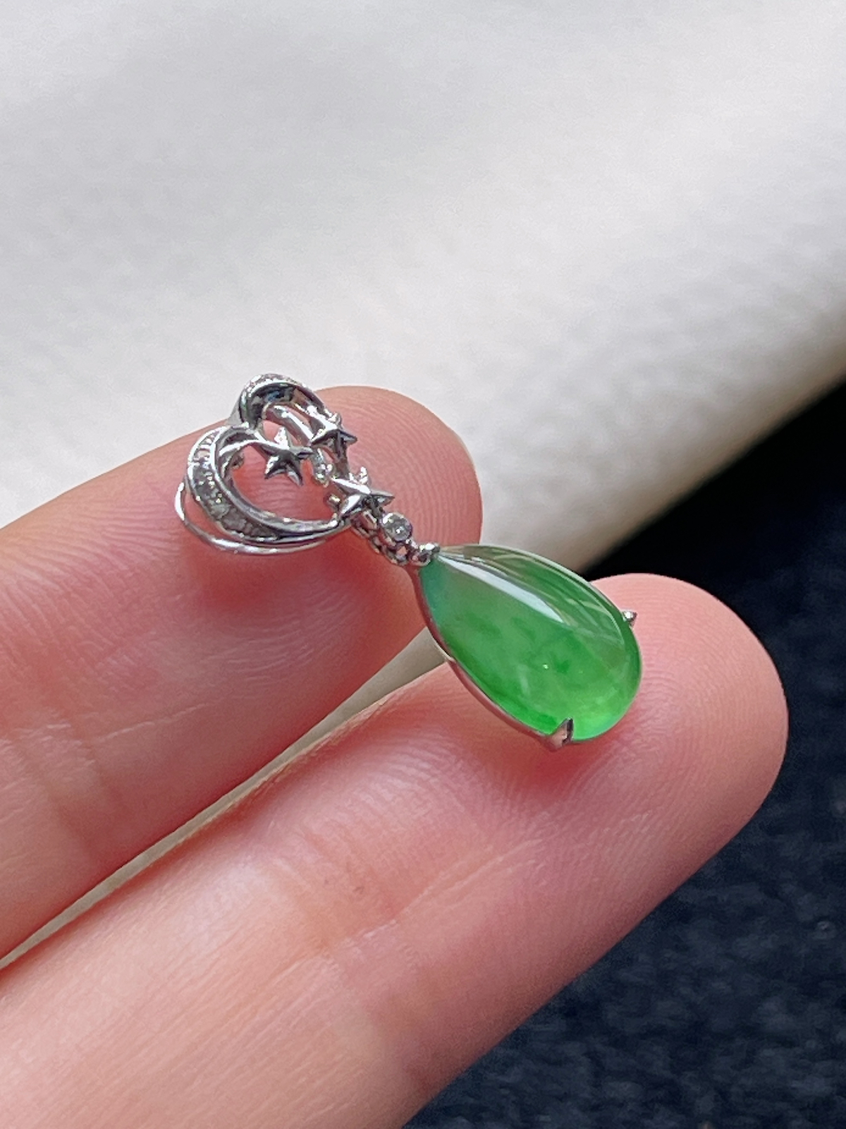 18k金翡翠冰糯种浅绿色飘花挂件