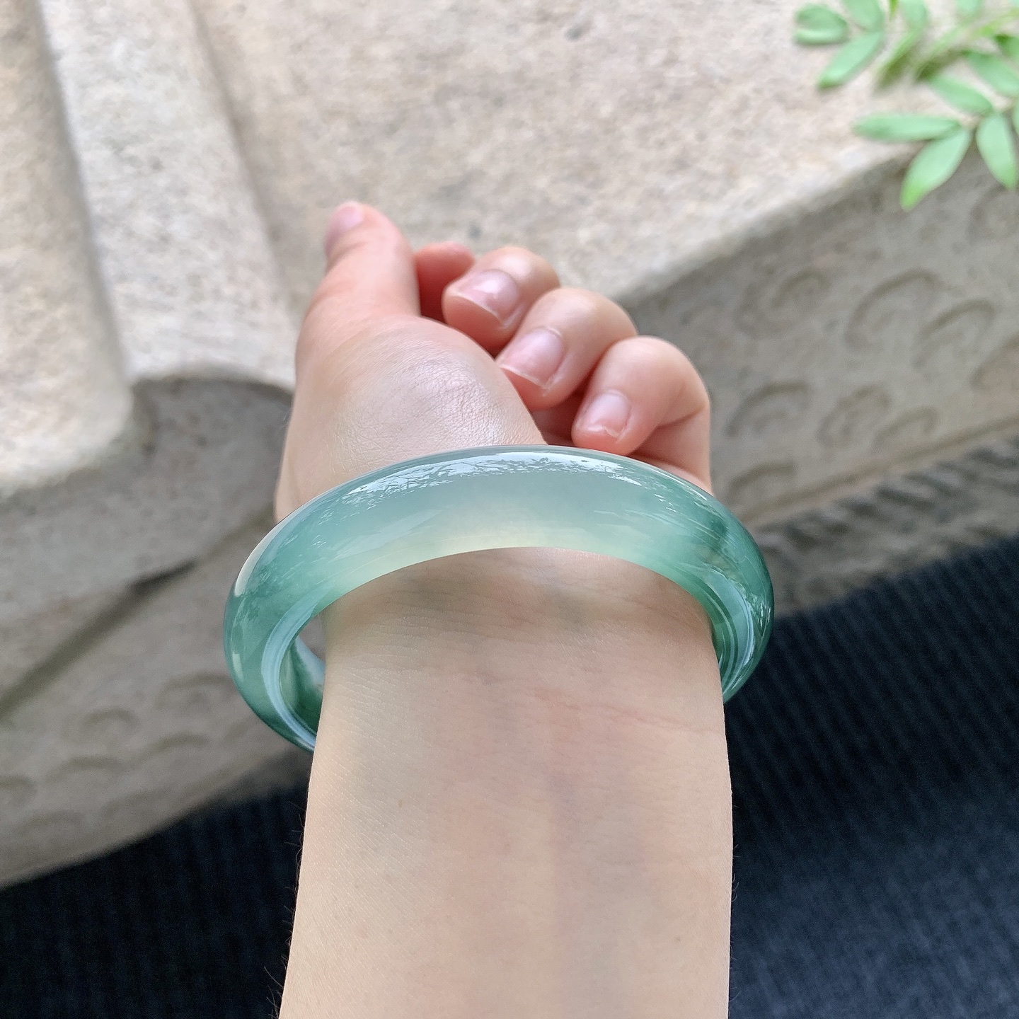 正圈56 57 【圈口】57/12.3/8.5 【编码】B2041027 【描述】冰糯绿花，水润，种老，细腻，无纹裂