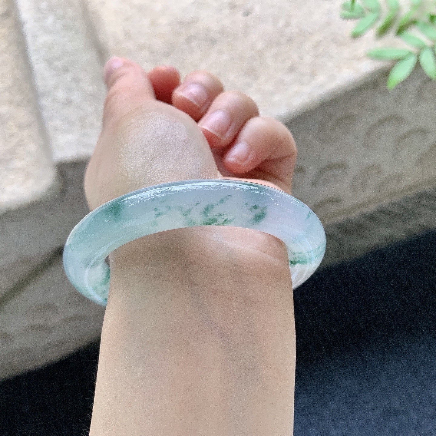 圆条51 52【圈口】52.2/11/11【编码】B2041016【描述】冰糯飘花，水润，种老，细腻，无纹裂