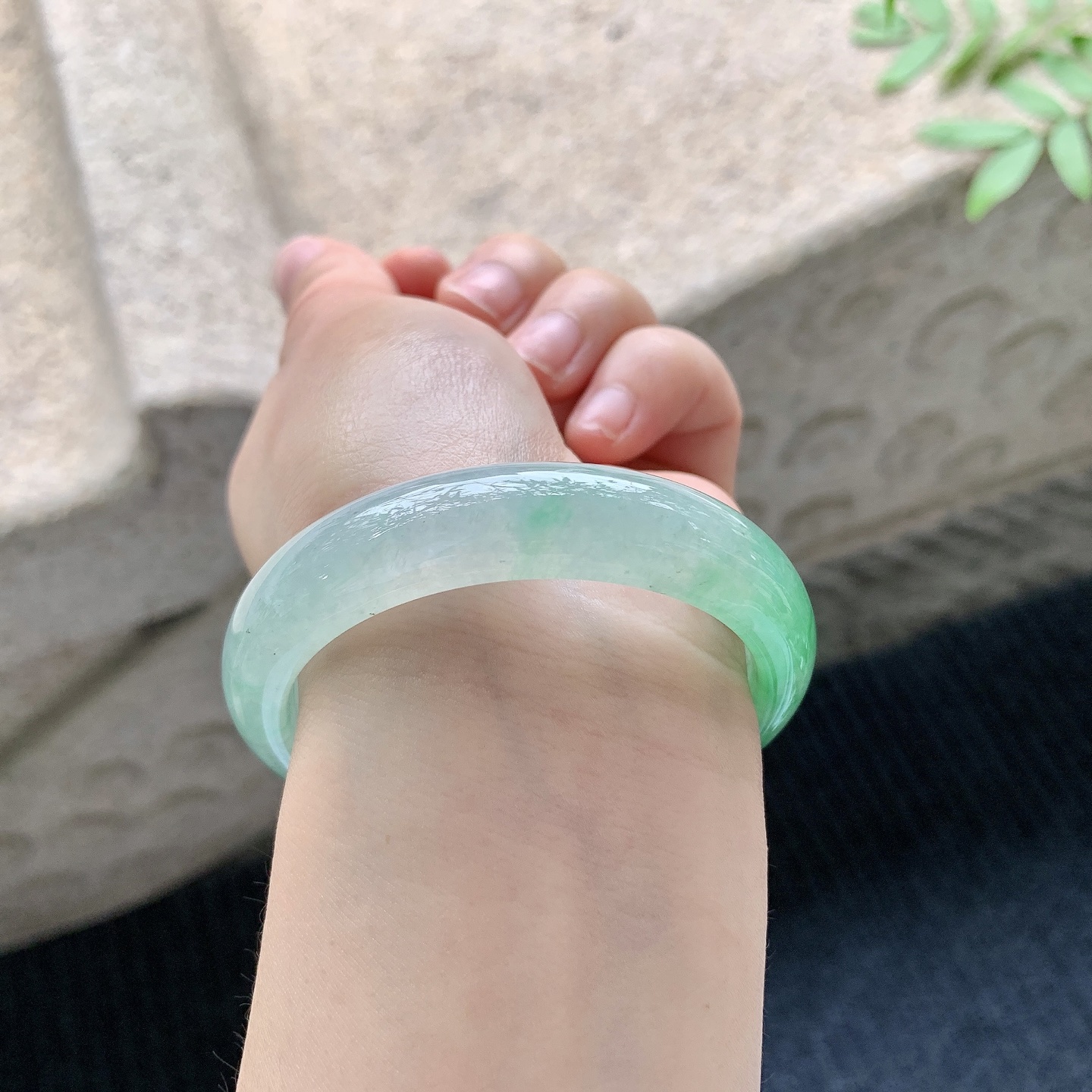 正圈50 51 【圈口】51.5/12/7.2 【编码】A1041041 【描述】糯冰飘绿，水润，种老，细腻，有纹线