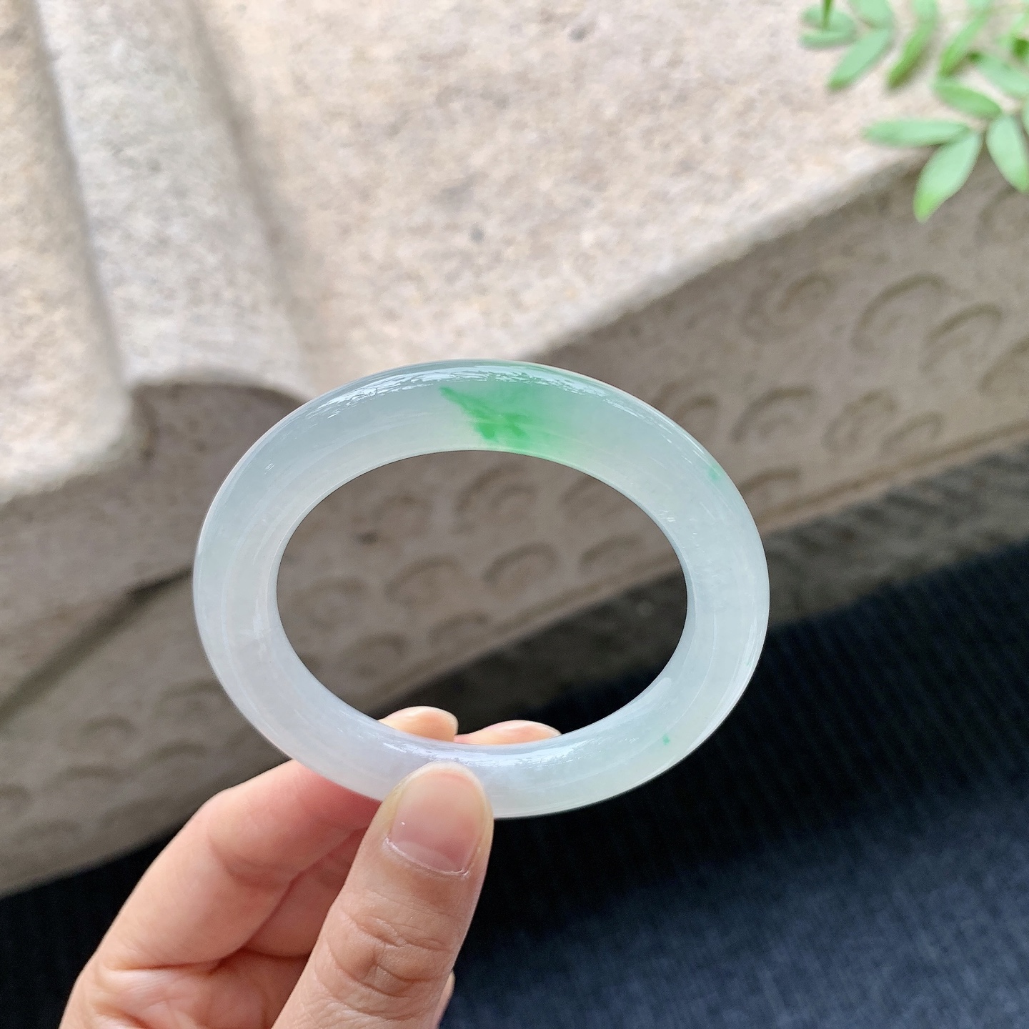 圆条49 50 【圈口】50.5/9.3/9.4 【编码】LH041035 【描述】糯冰飘阳绿，水润，种老，细腻，打灯有棉线