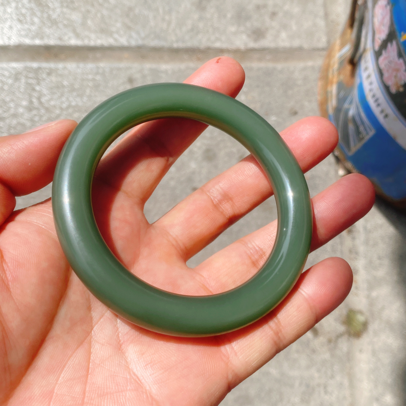 臻品圈口61/11和田玉俄罗斯碧玉冰底鸭蛋青圆条 玉质细腻油润。手推出油。品相大气