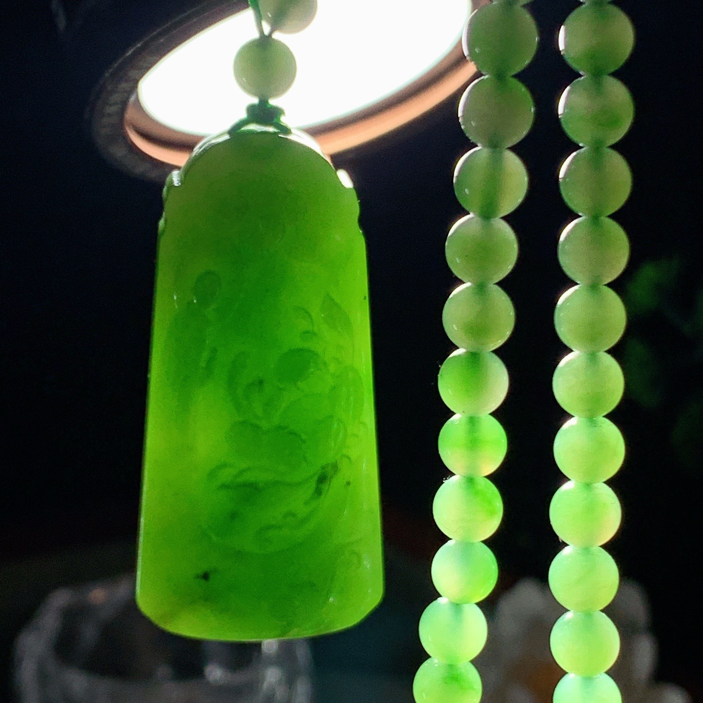 和田玉阳绿俄罗斯碧玉坐莲观音挂件。尺寸52/25/13重74克 玉质细腻油润 底色纯净 脂粉好，品质好。lt260407