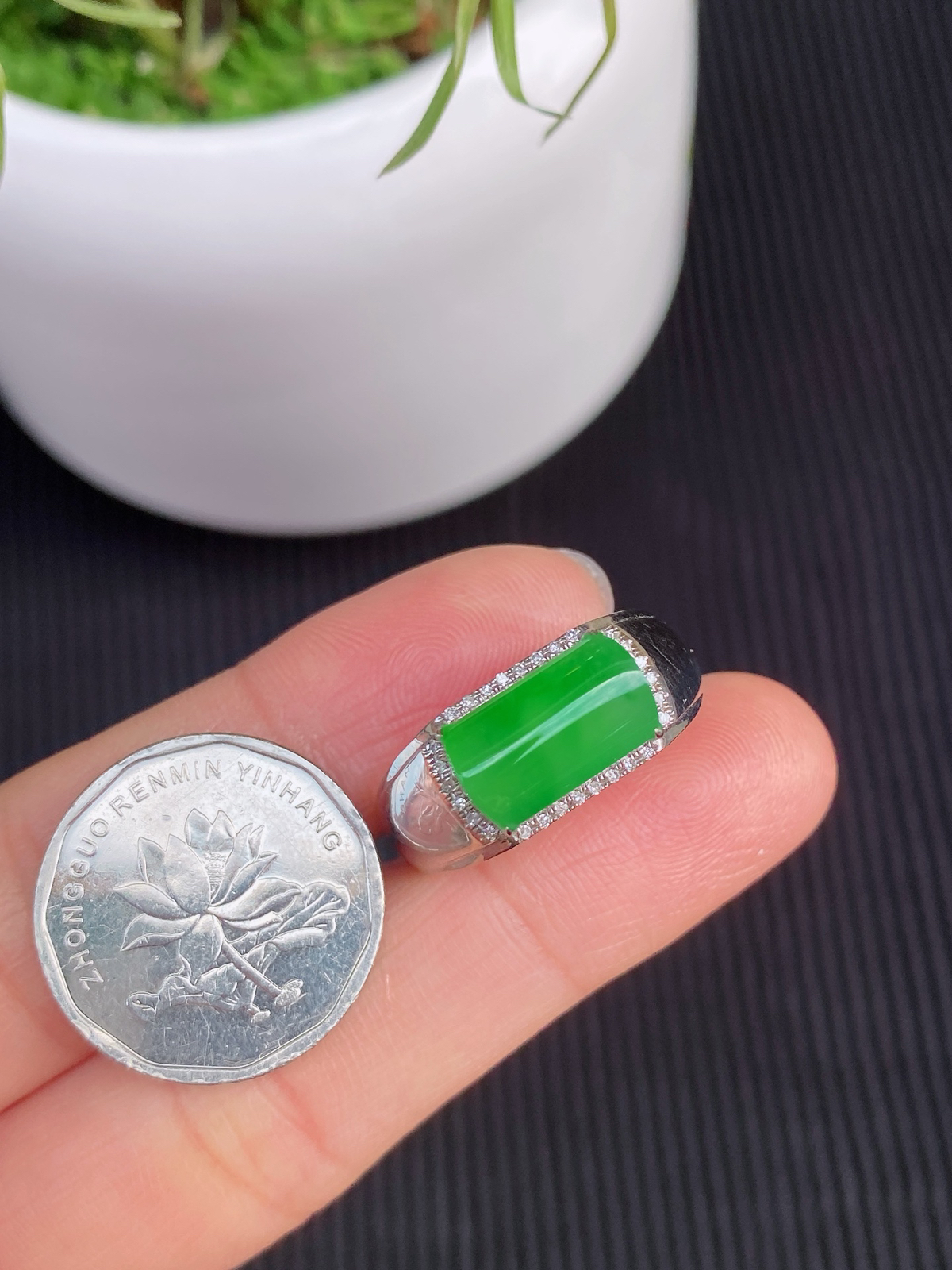 满色马鞍戒 
冰种满绿，色泽鲜亮，质地细腻水润
18K金镶嵌，简约大气
马鞍造型寓意“马上平安”，象征稳重与成功